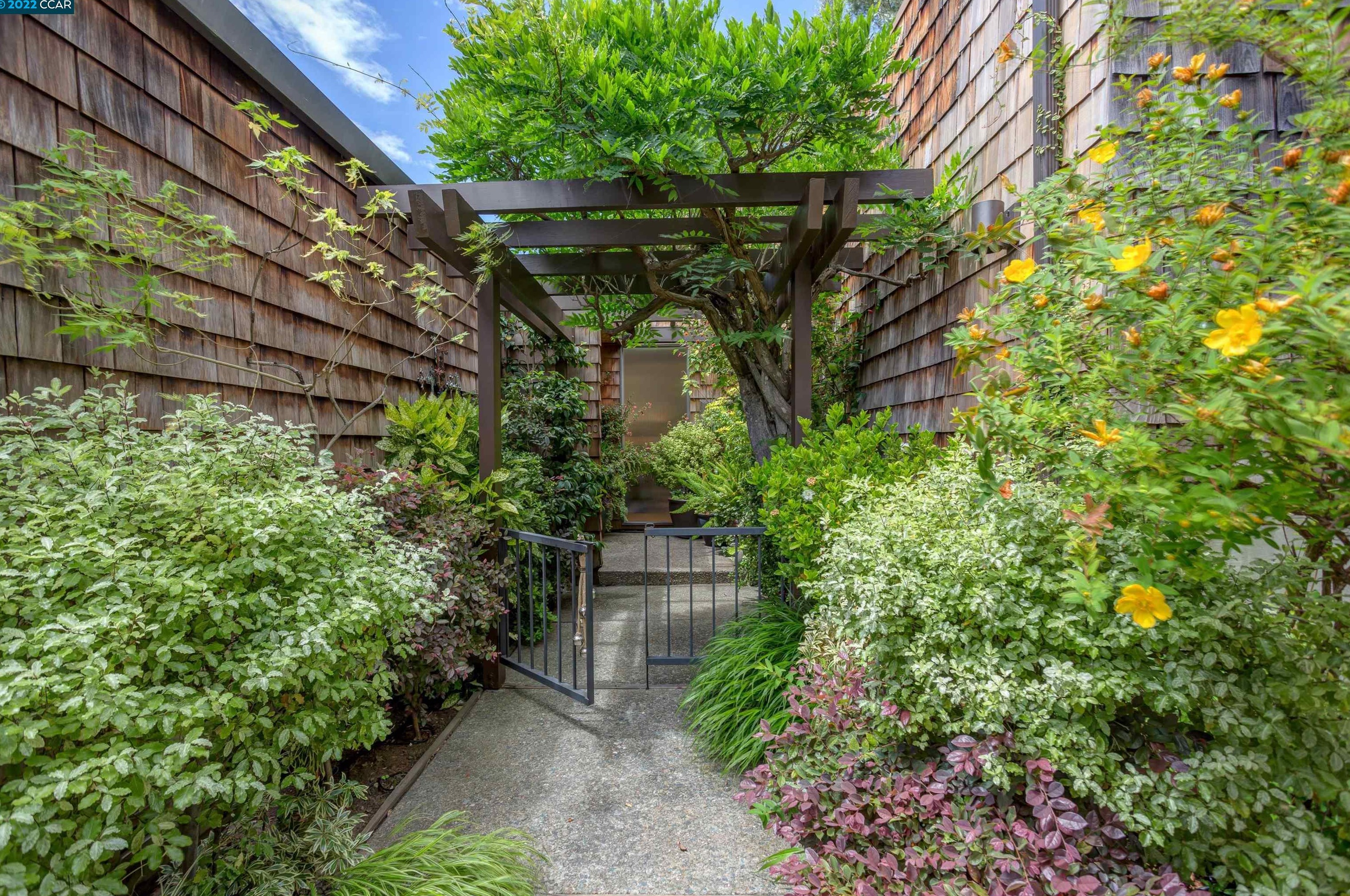 100 Ravenhill Rd, Orinda, CA 94563