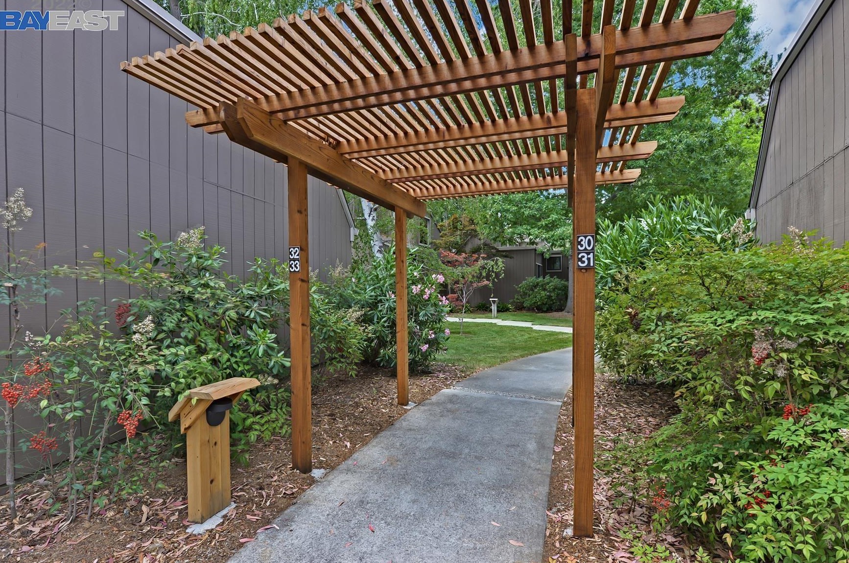 31 Farm Rd, Los Altos, CA 94024