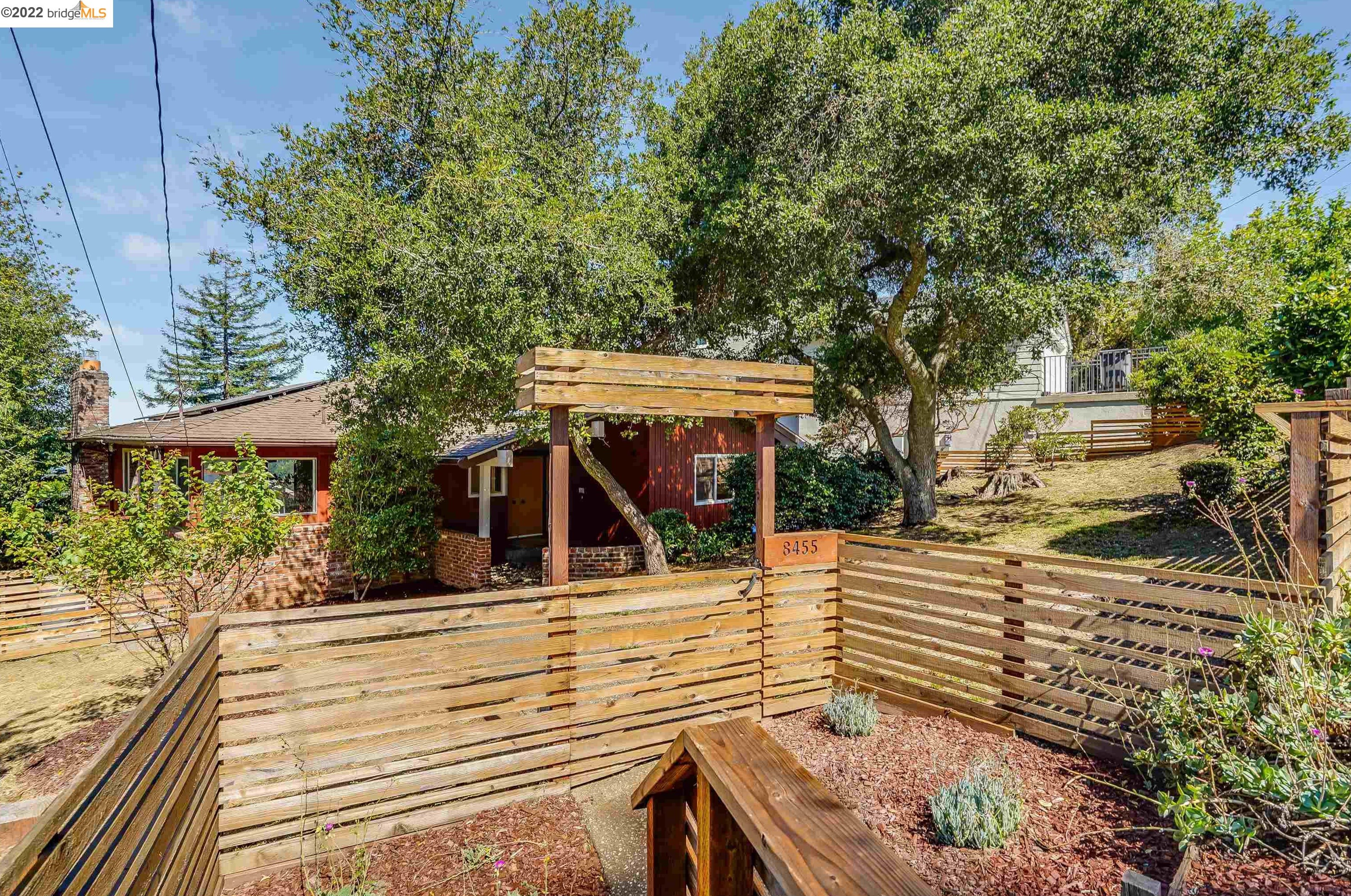 8455 Pine Hills Dr, Oakland, CA 94611-1532