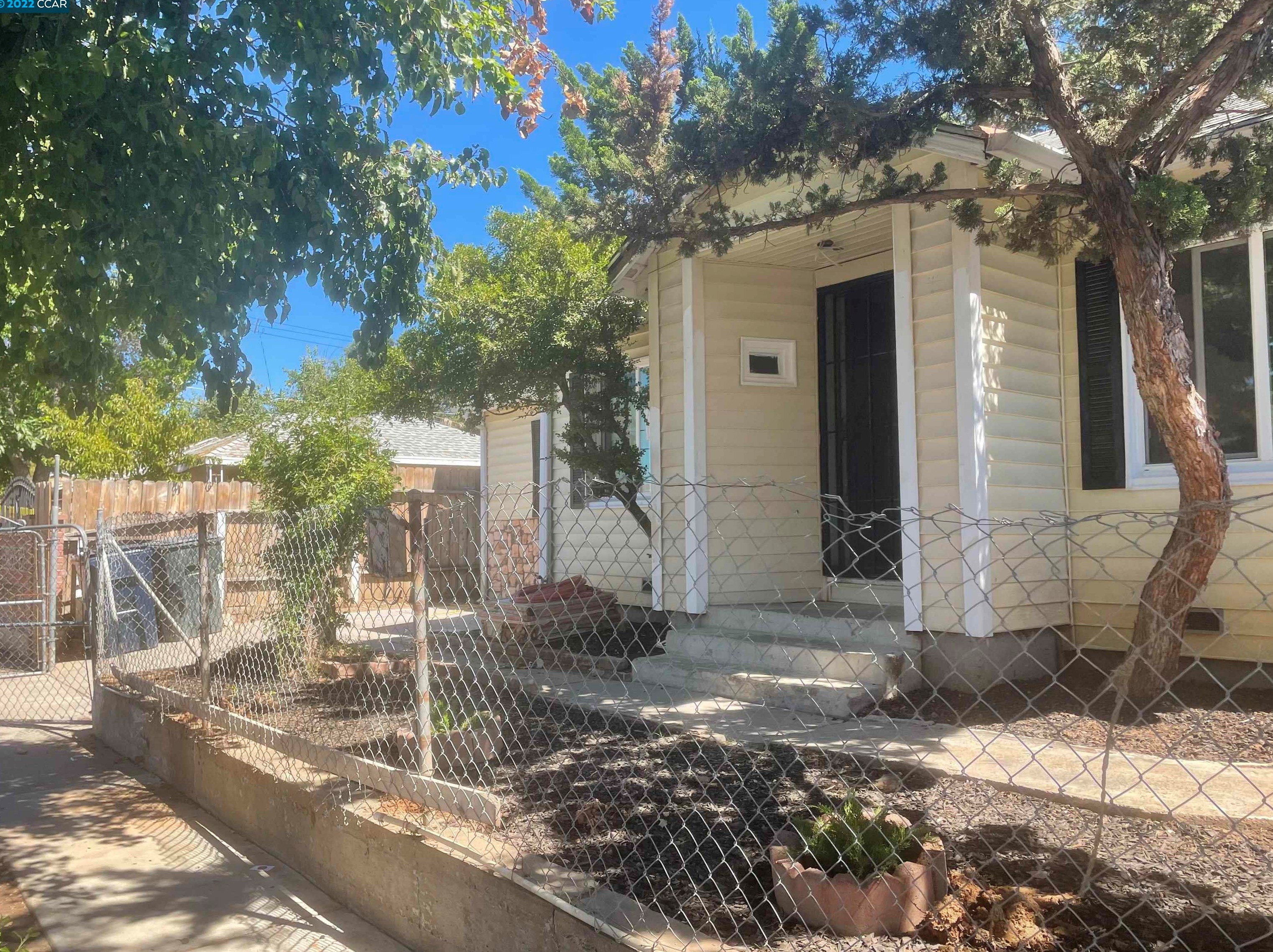 850 Dixieanne Ave, Sacramento, CA 95815-3157