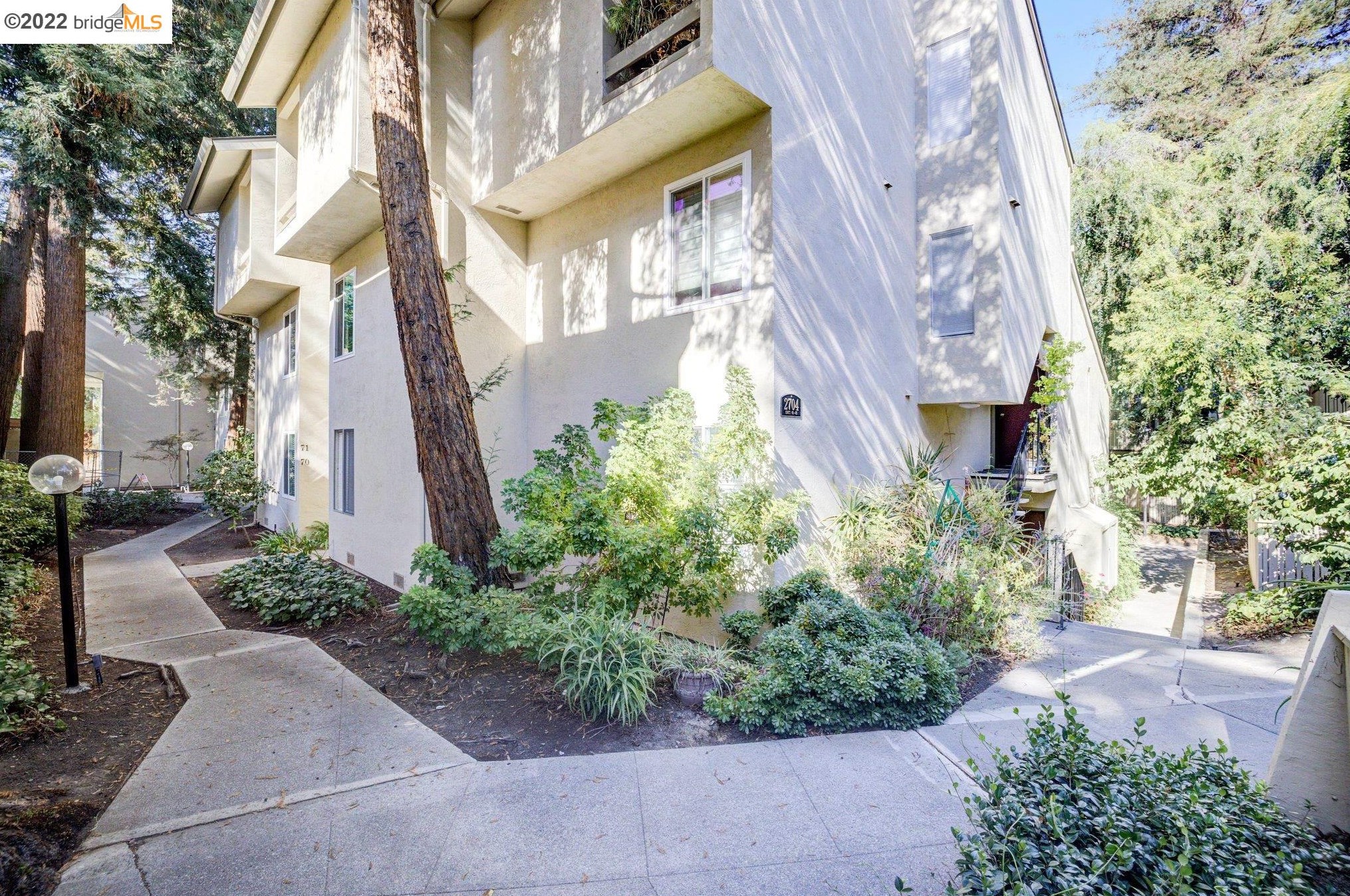 2704 Oak Rd, Walnut Creek, CA 94597-2817