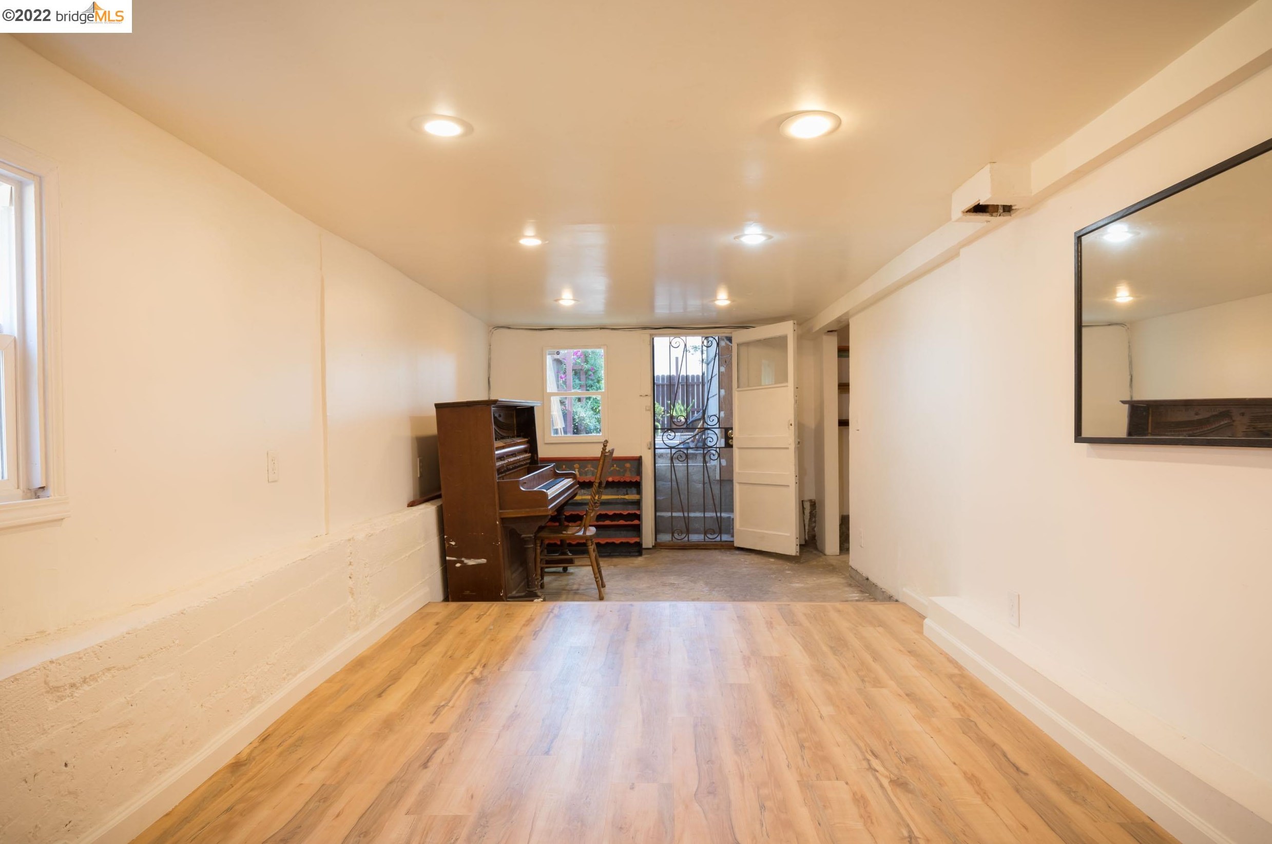1208 Wood St, Oakland CA  94607-1527 exterior