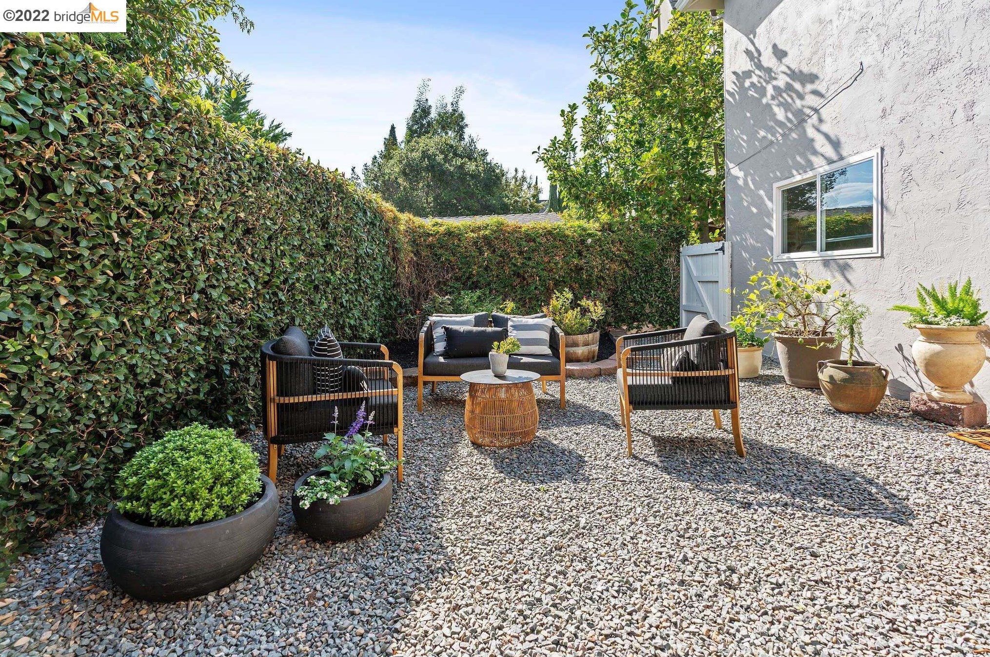 935 Longridge Rd, Oakland CA  94610-2443 exterior