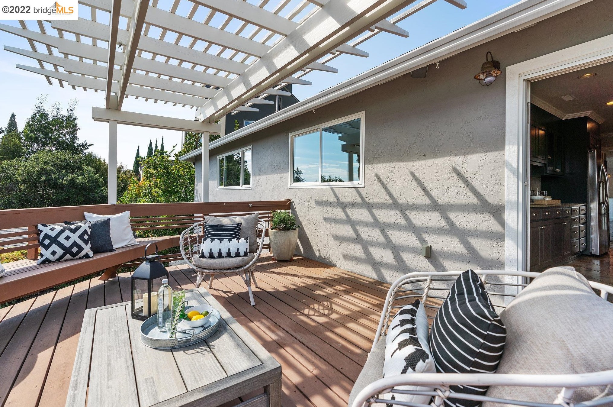 935 Longridge Rd, Oakland CA  94610-2443 exterior