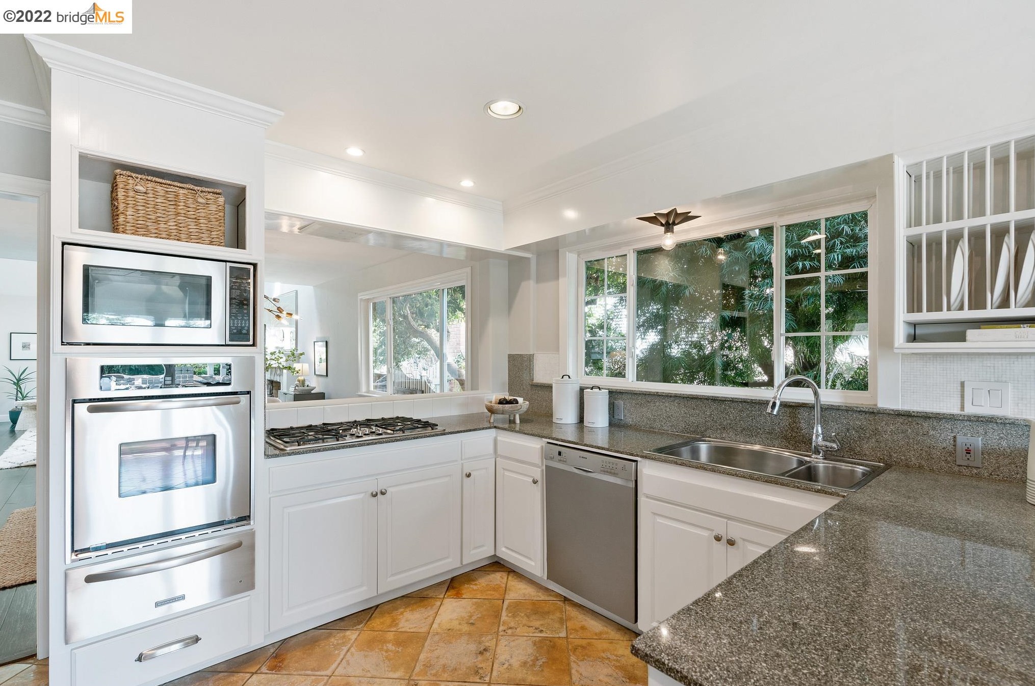 935 Longridge Rd, Oakland CA  94610-2443 exterior