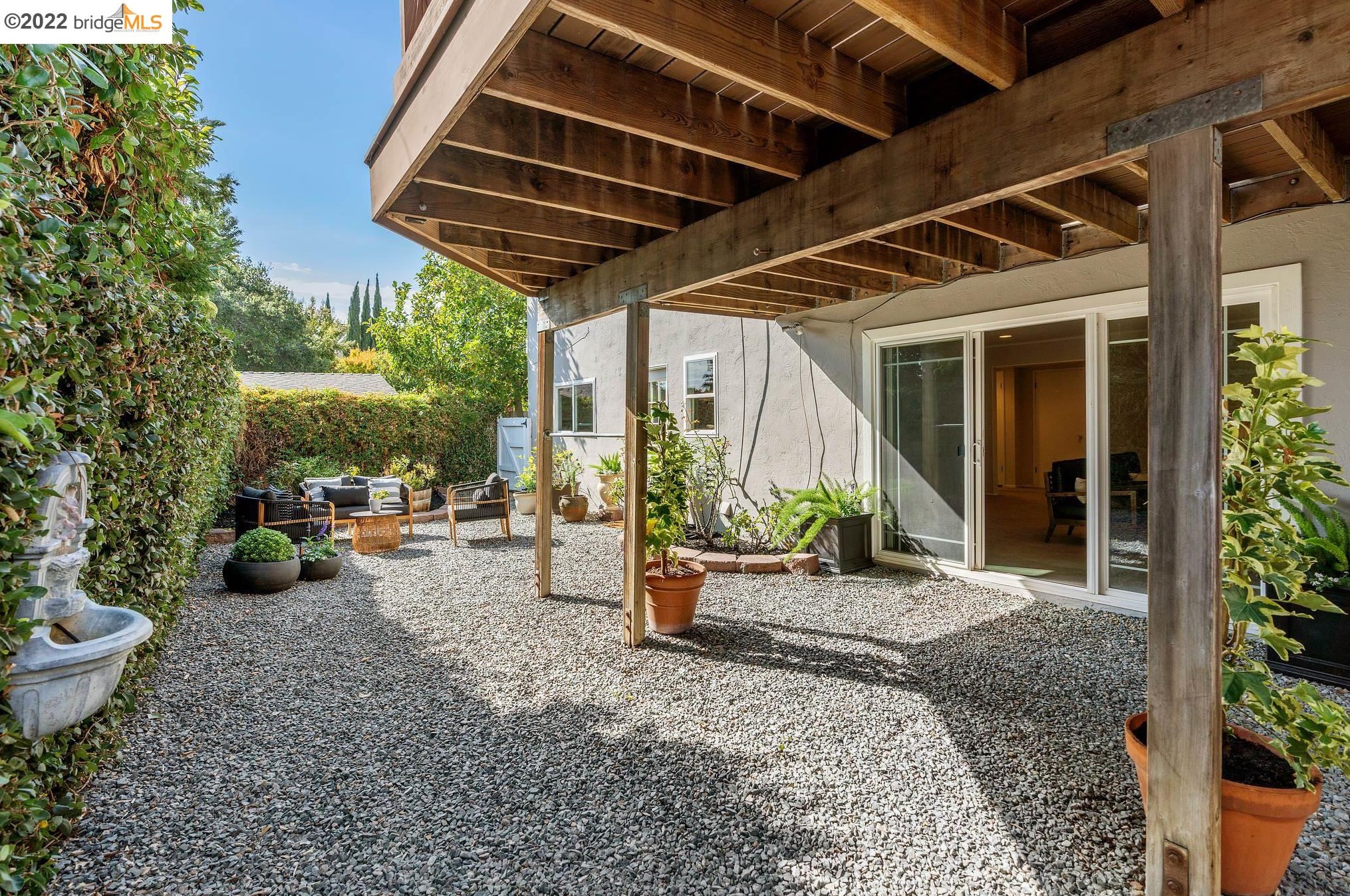 935 Longridge Rd, Oakland CA  94610-2443 exterior