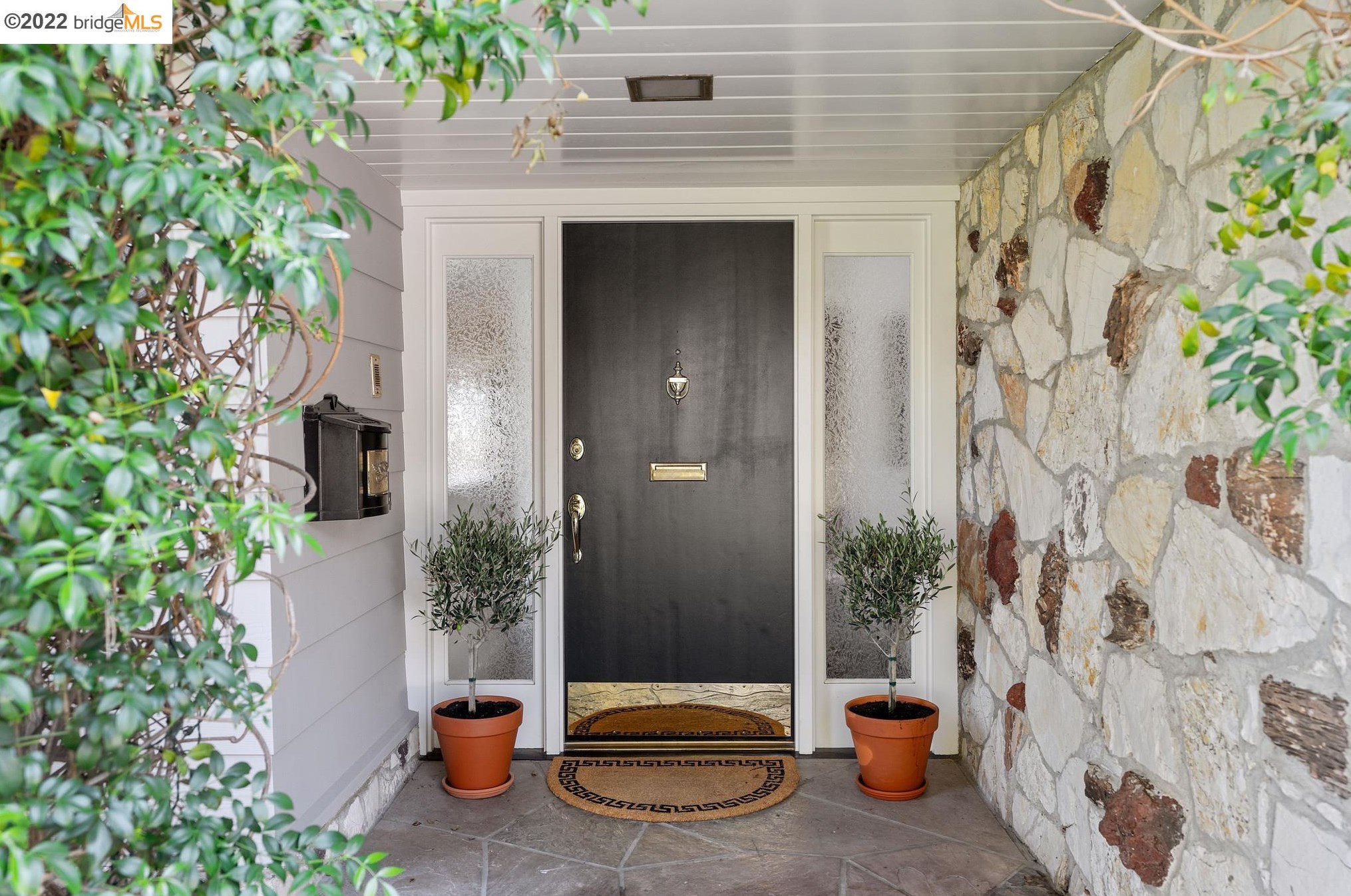 935 Longridge Rd, Oakland CA  94610-2443 exterior