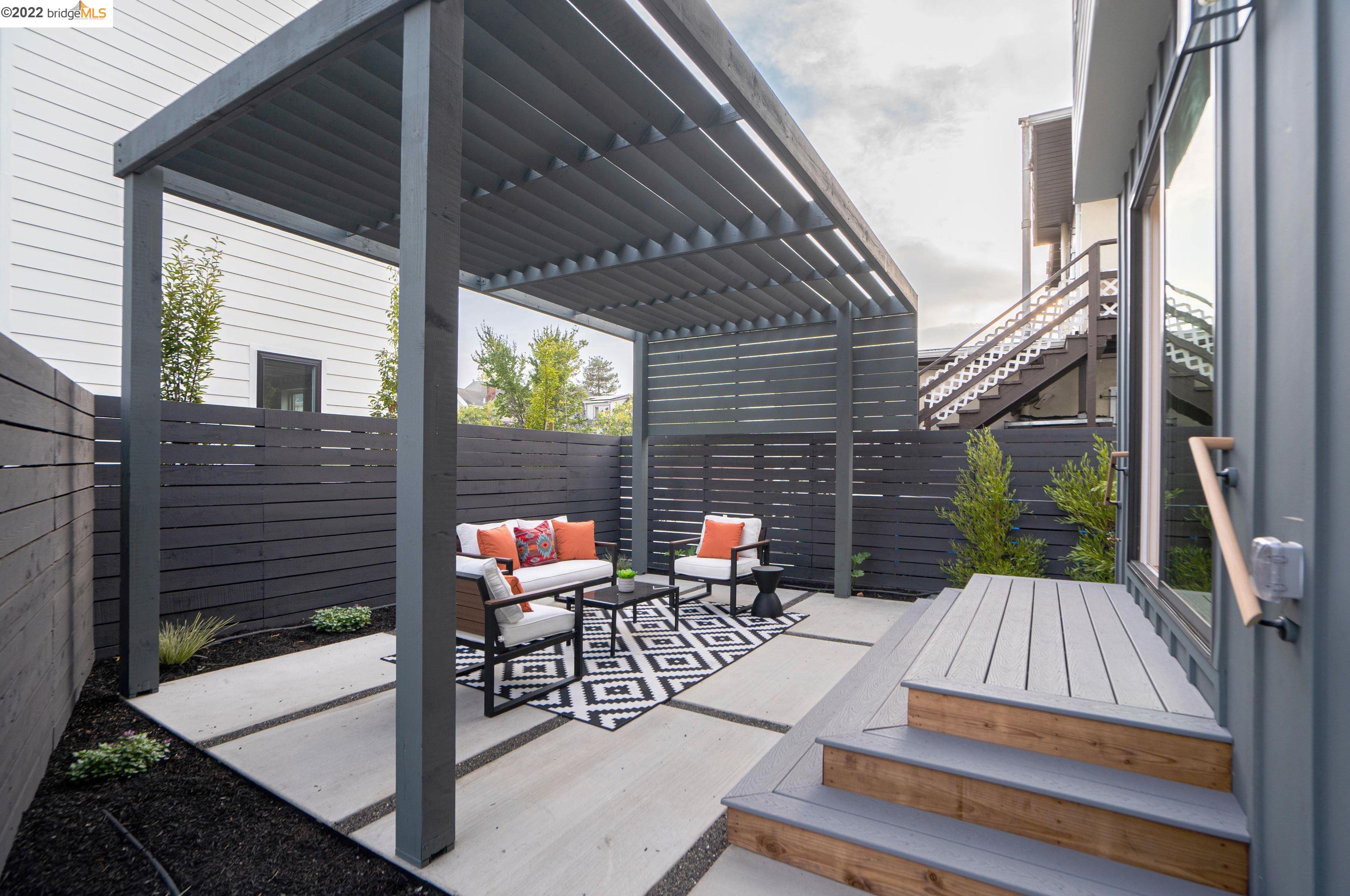 1049 61 St, Oakland CA 94608-2355 exterior