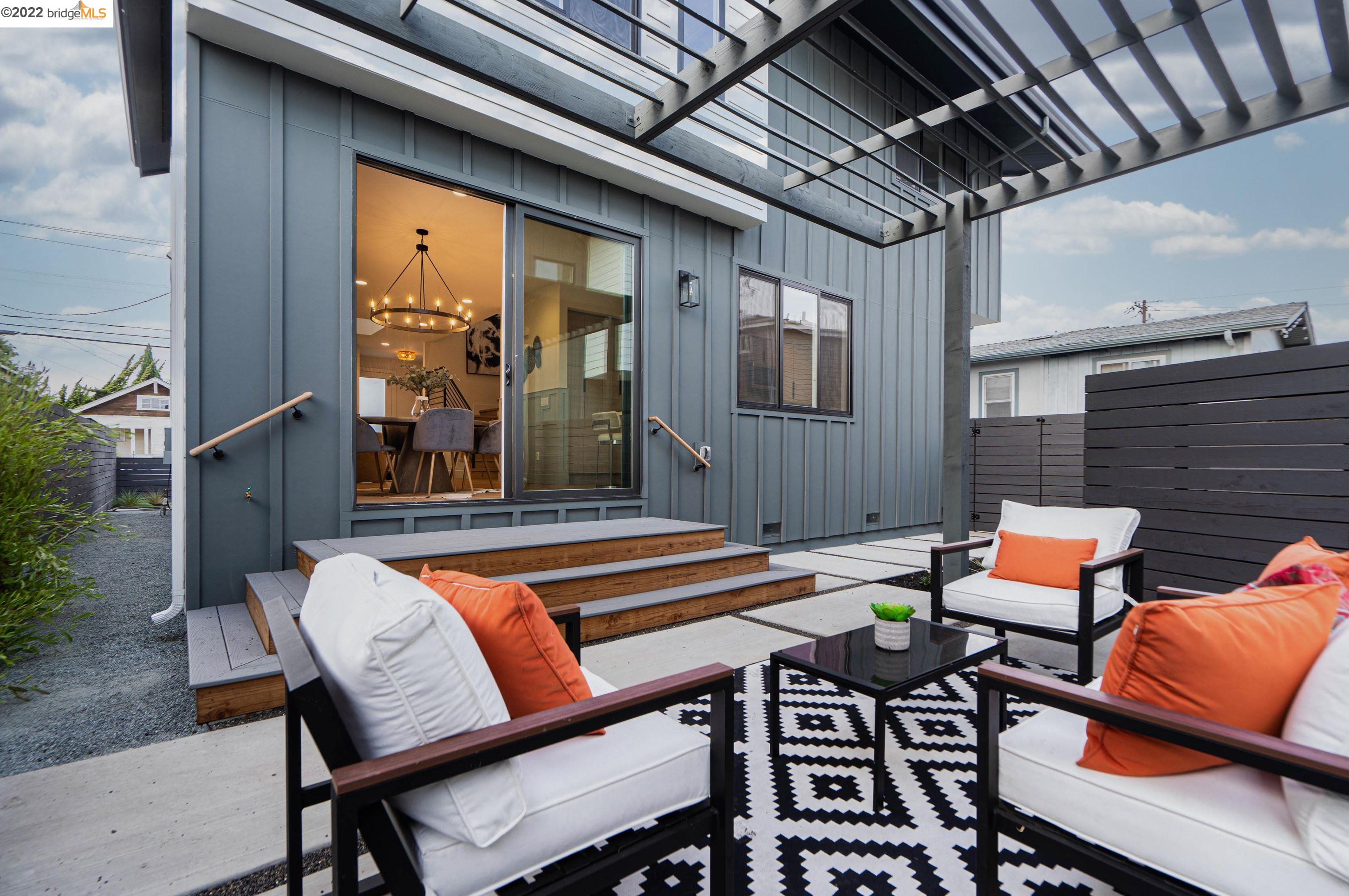 1049 61 St, Oakland CA 94608-2355 exterior