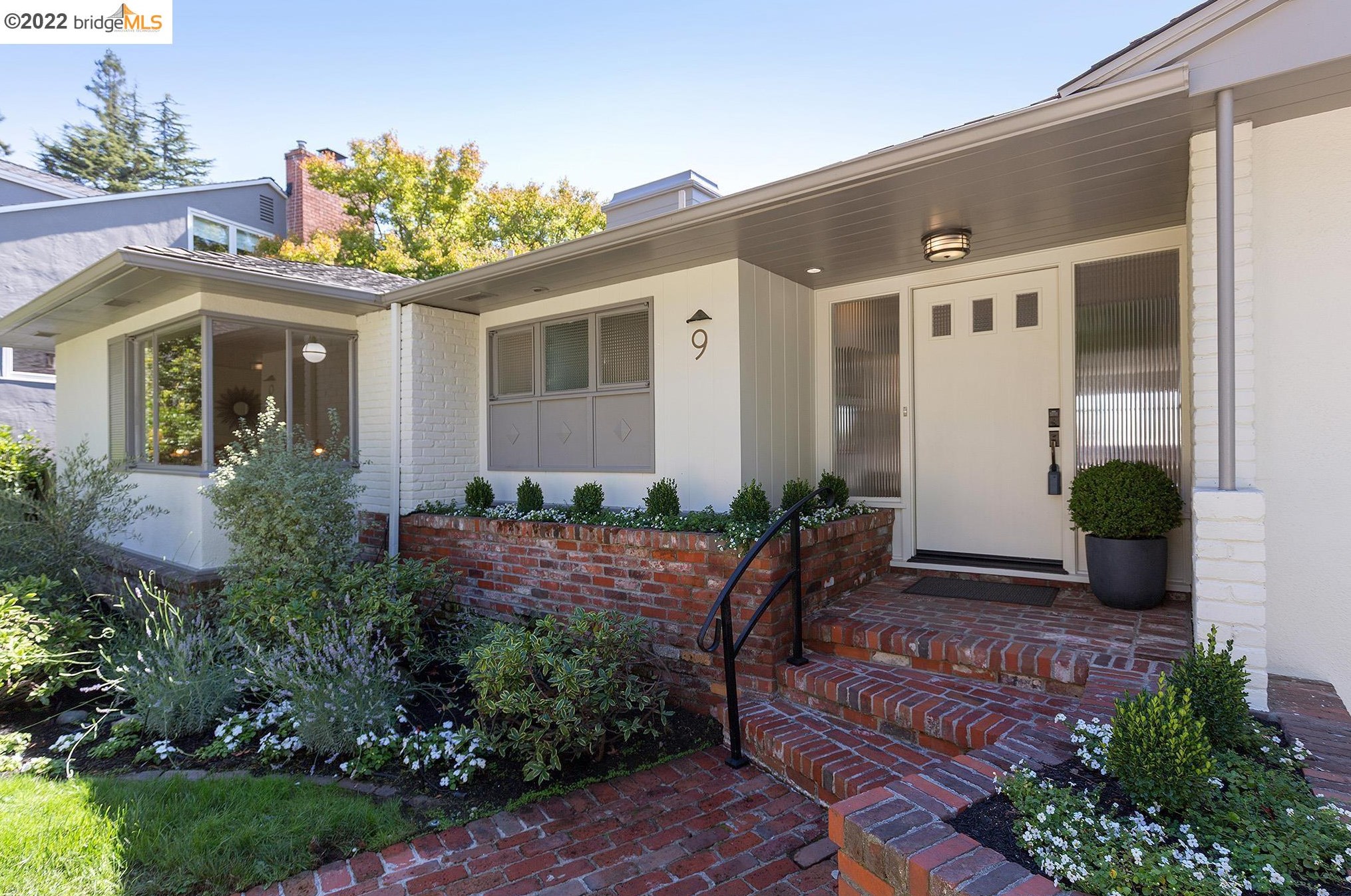9 Selborne Dr, Oakland, CA 94611-3618