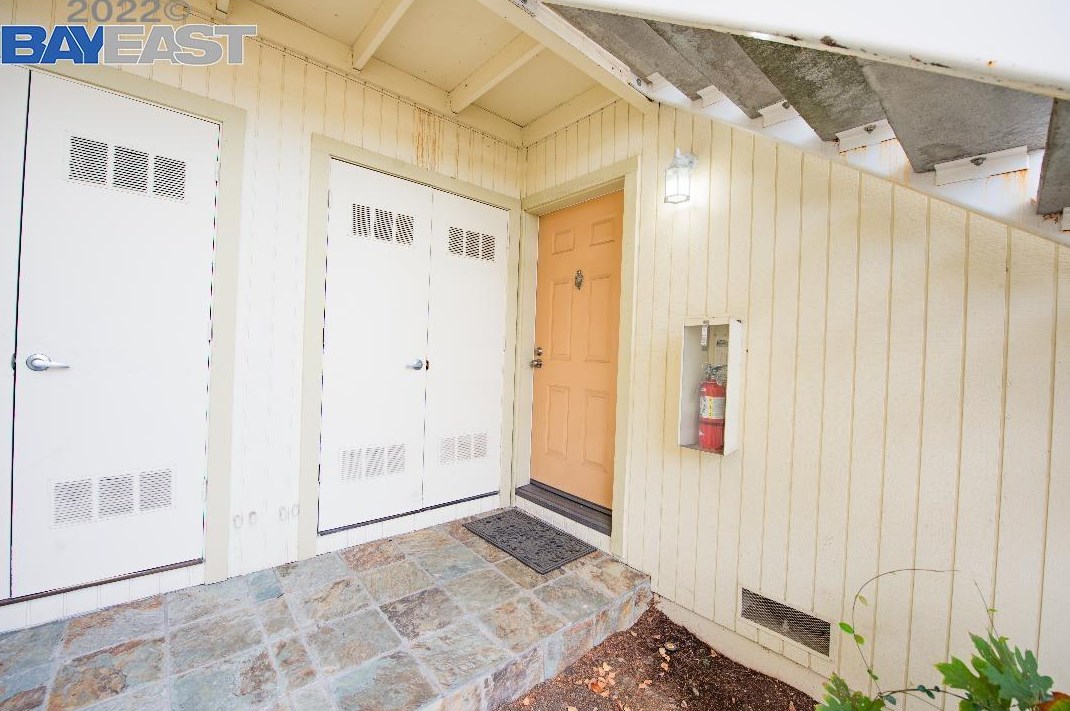 2827 Monument Blvd, Concord CA  94520-3073 exterior