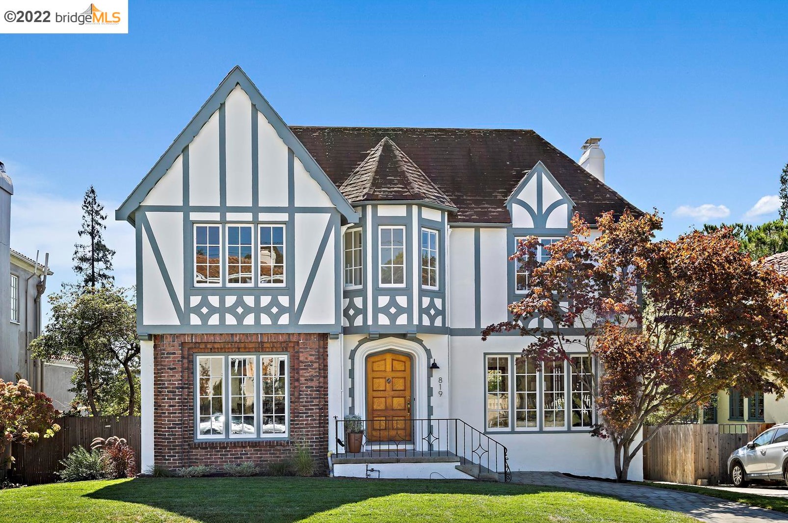 819 Paramount Rd, Oakland, CA 94610-2436