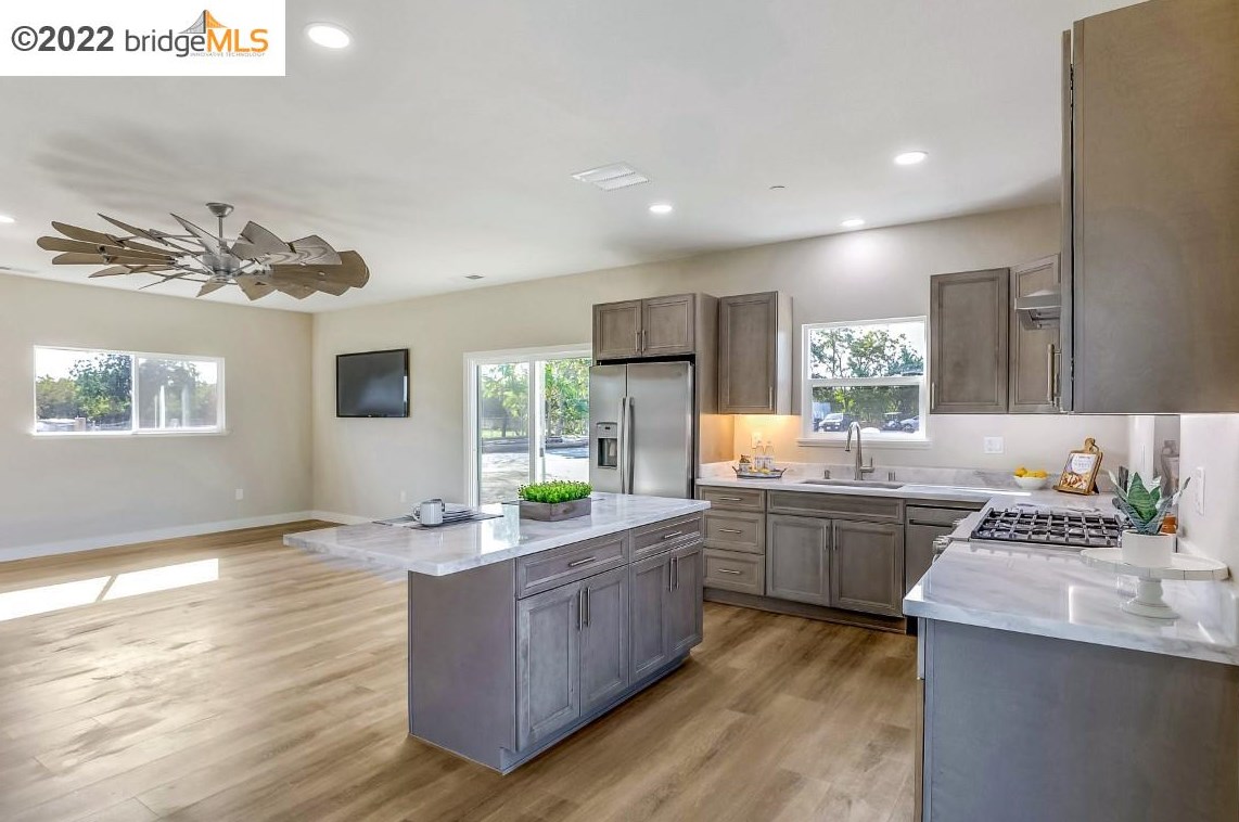 3410 Concord Ave, Los Angeles CA  94513-4506 exterior
