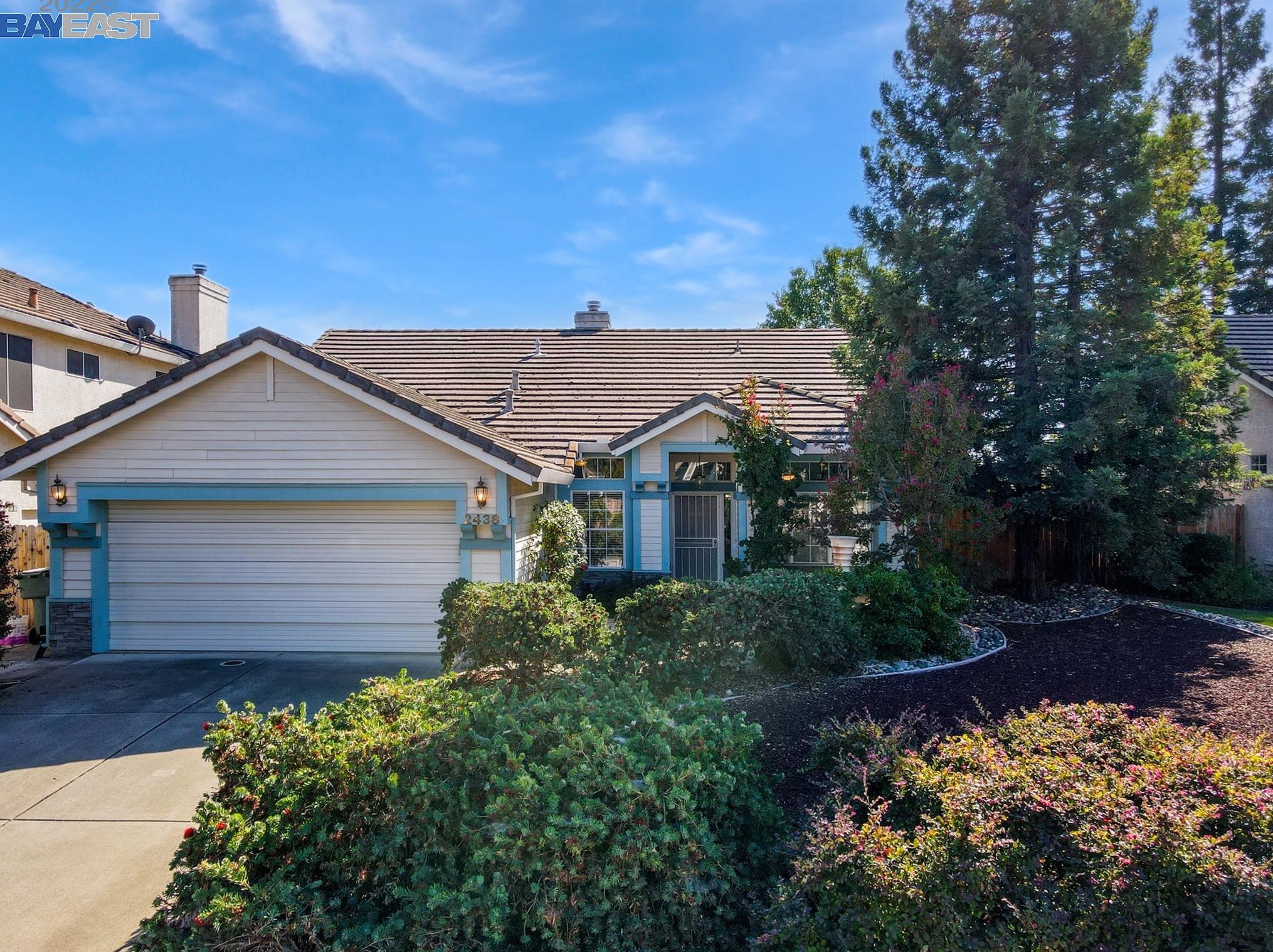 2438 Stefanie Dr, Rocklin, CA 95765-5329