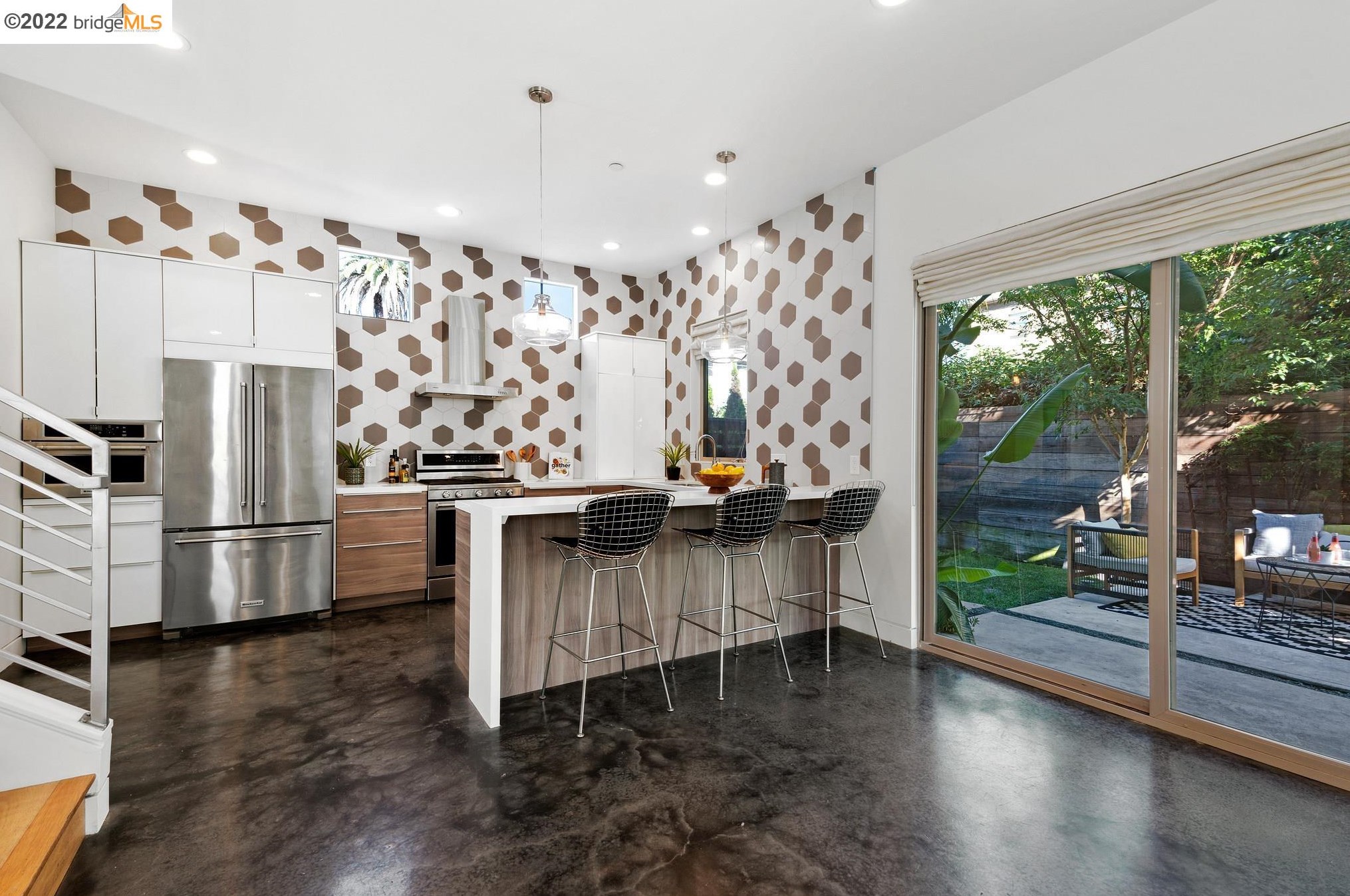 2828 Myrtle St, Oakland, CA 94608-4525