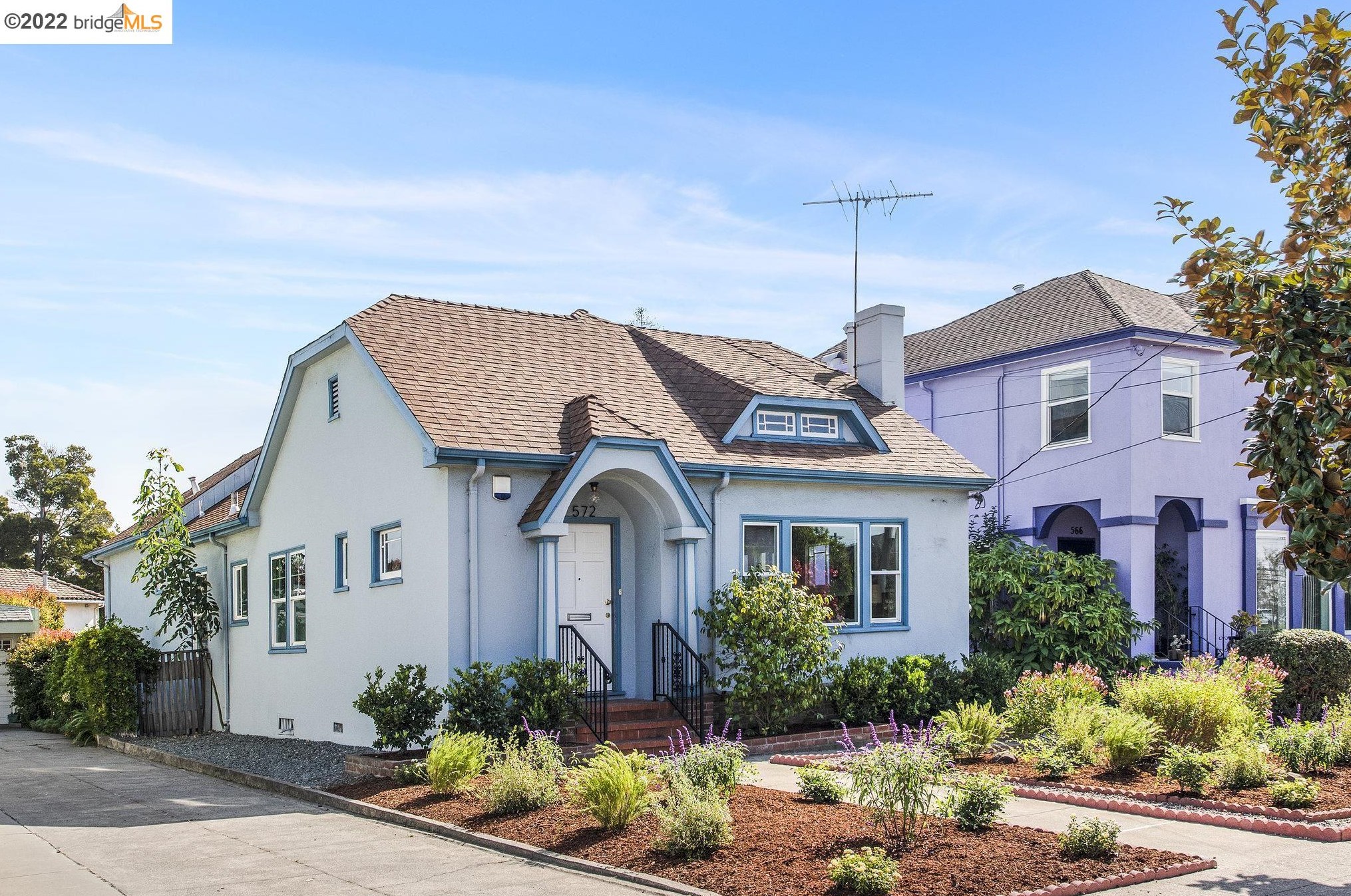572 Montclair Ave, Oakland, CA 94606-1550