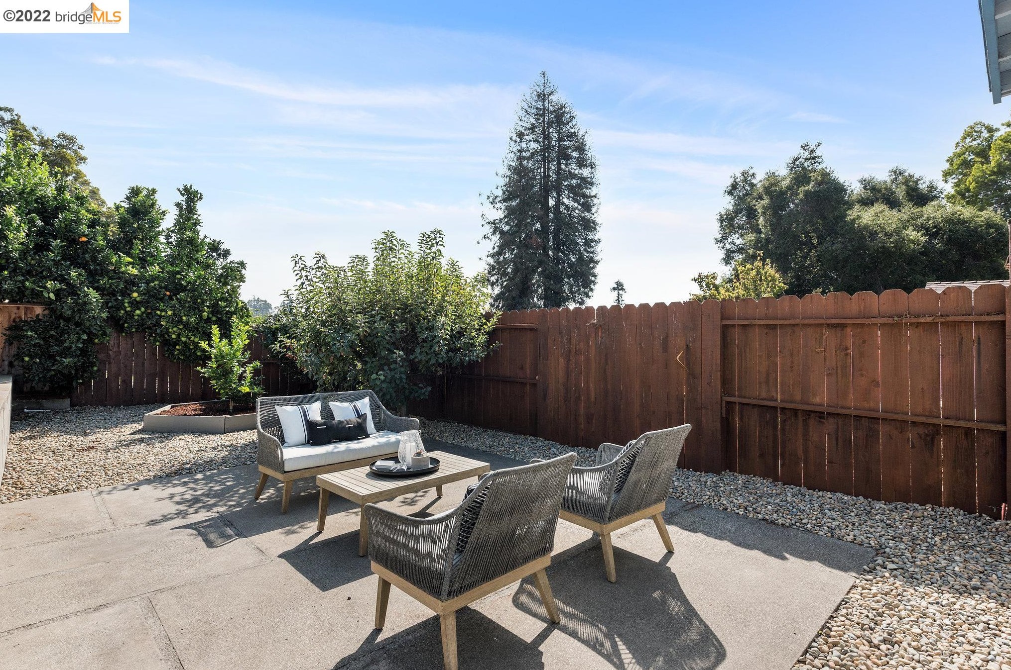 572 Montclair Ave, Oakland CA 94606-1550 exterior