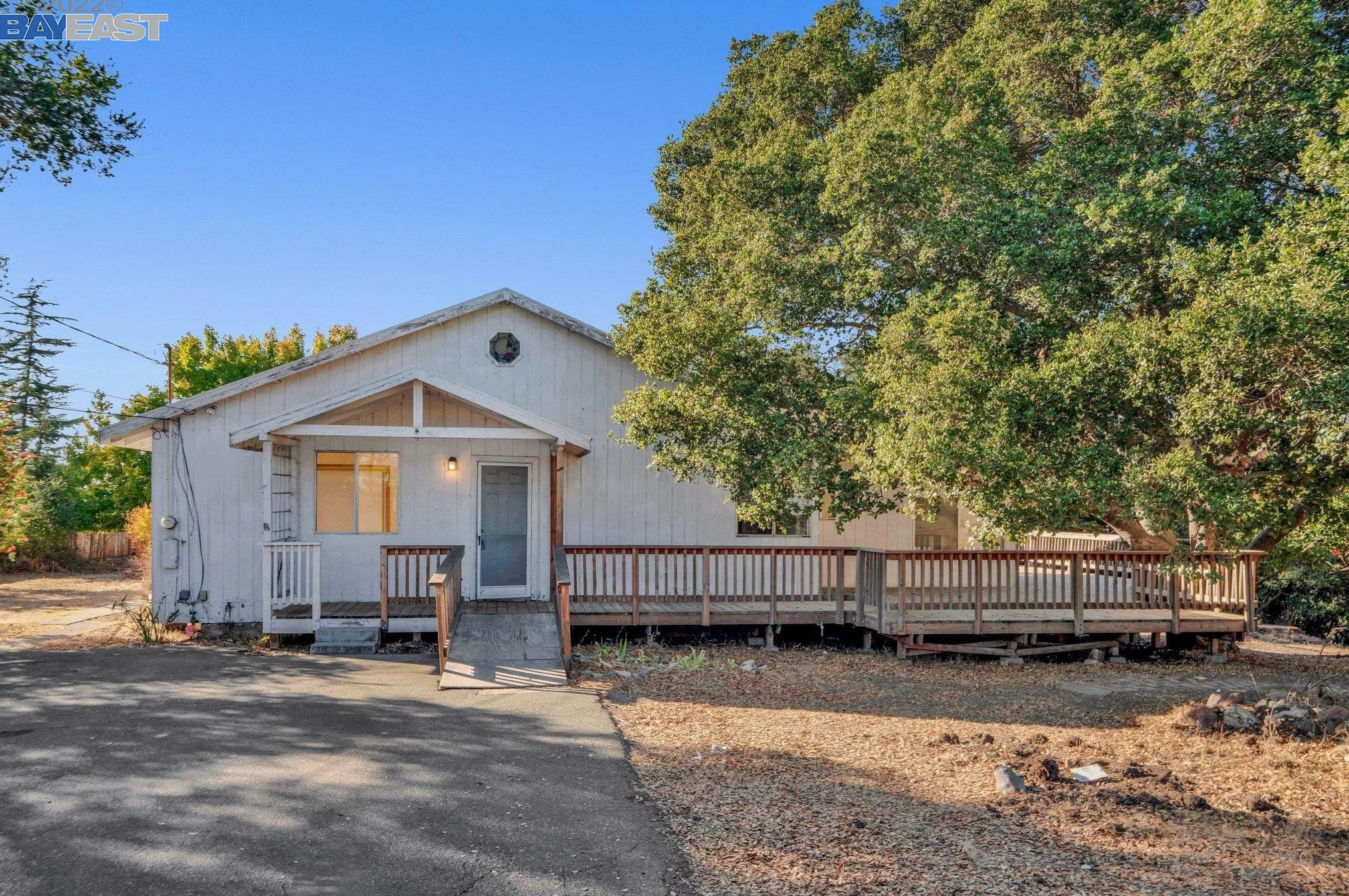 39 Hacienda Ln, Richmond, CA 94803-1128