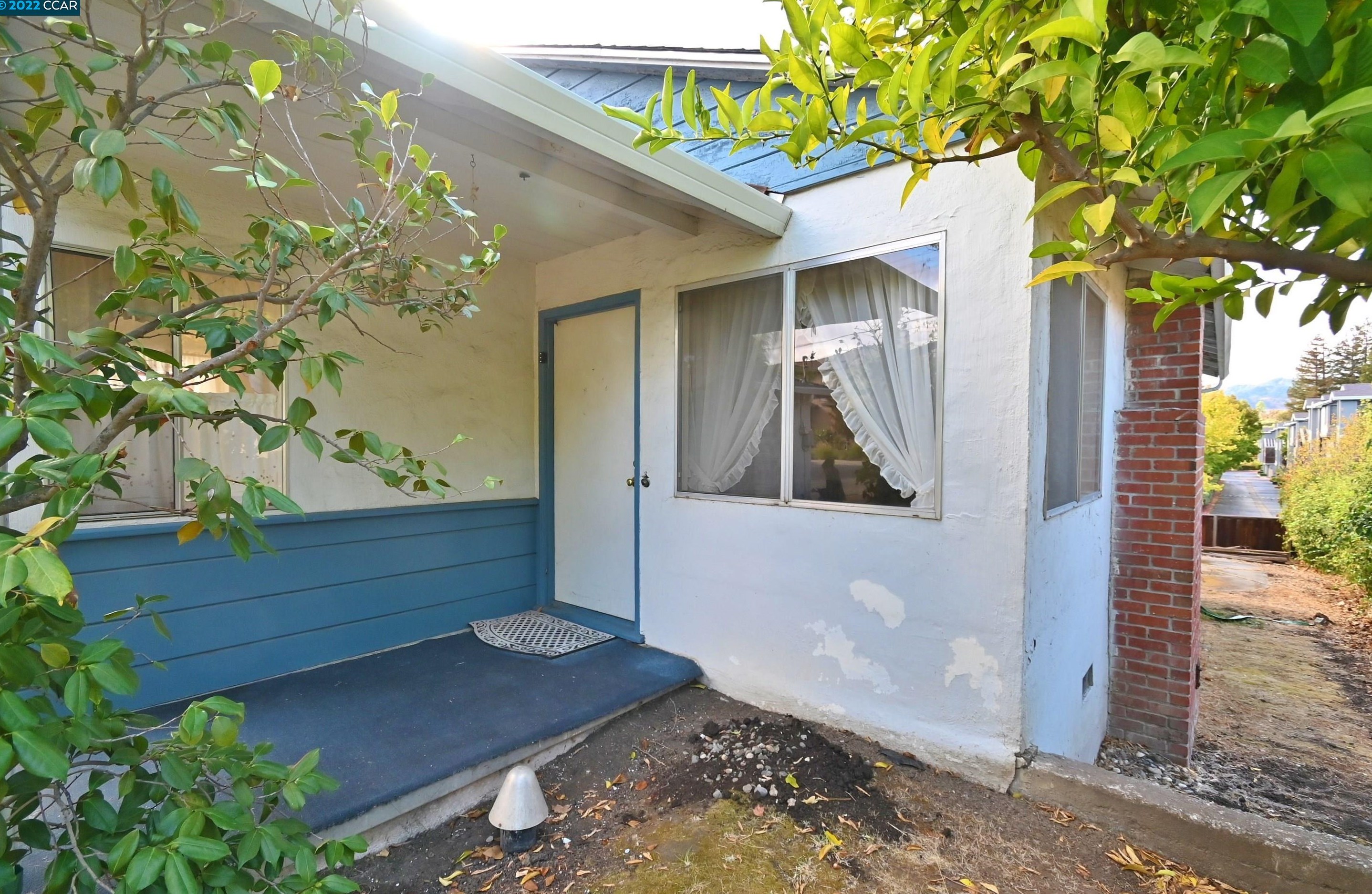 128 Hall Ln, Walnut Creek, CA 94597-2710