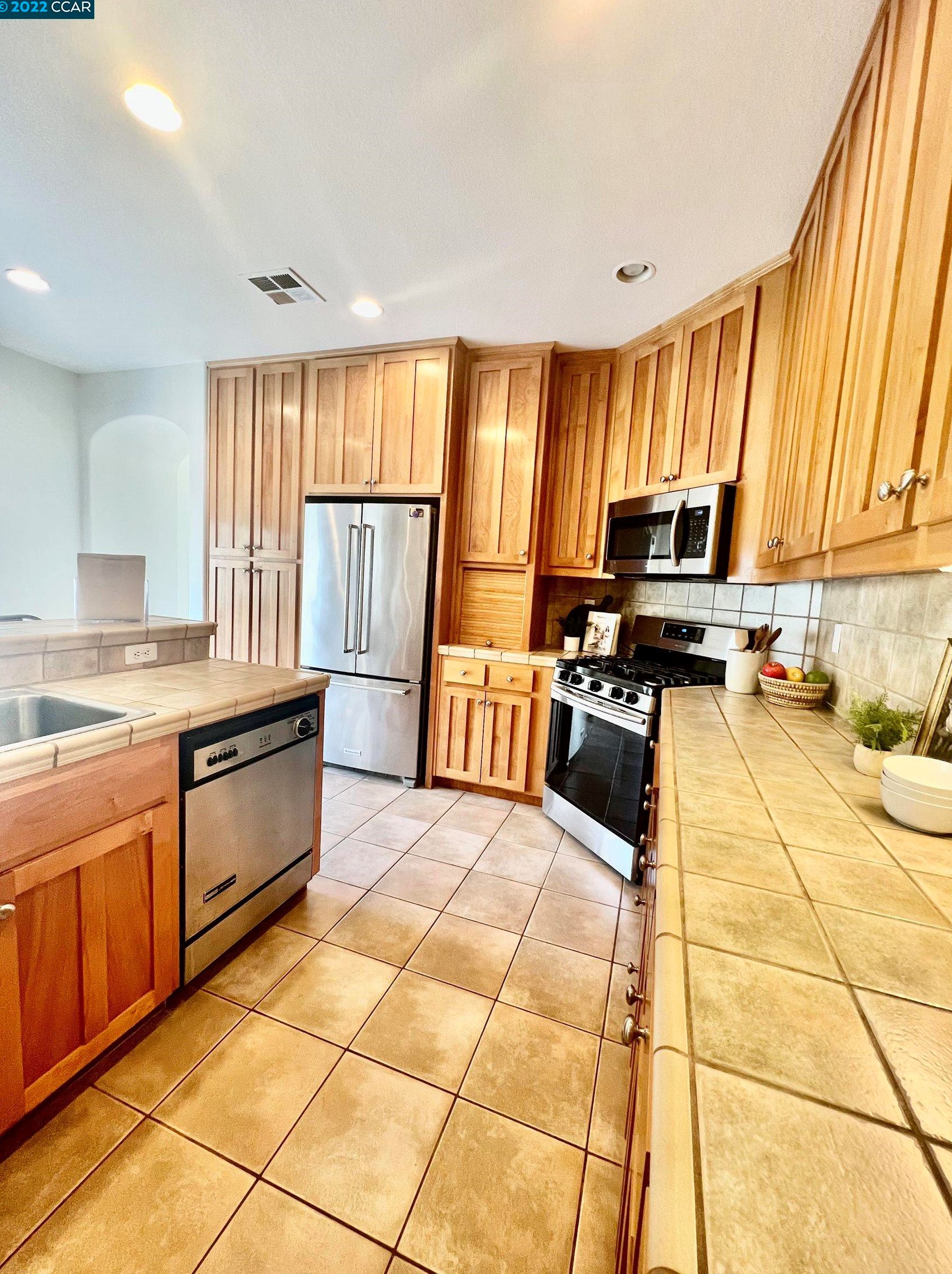 5860 Cabernet Dr, Vallejo CA  94591-6310 exterior