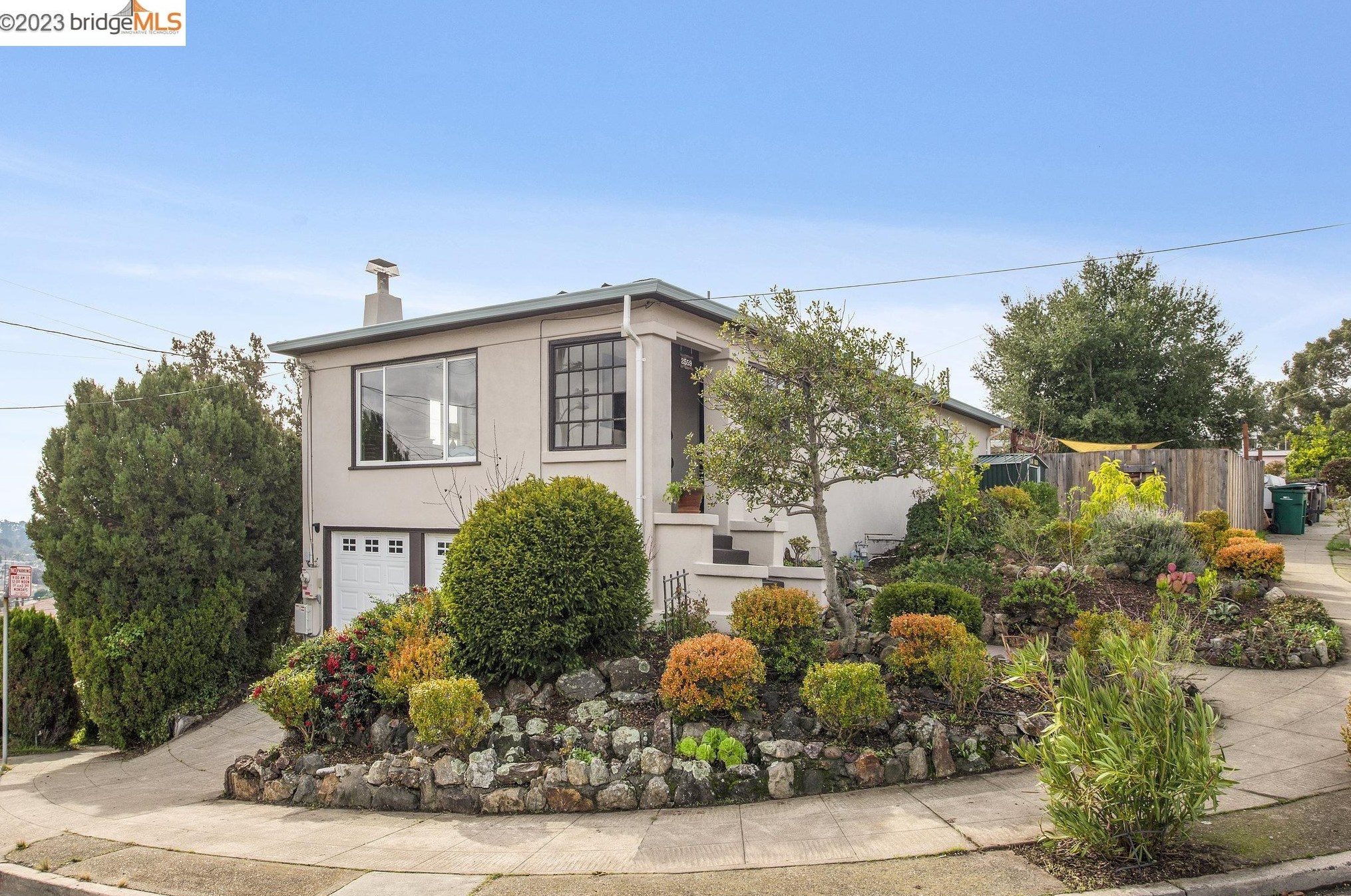 2559 Oliver Ave, Oakland, CA 94605-4820