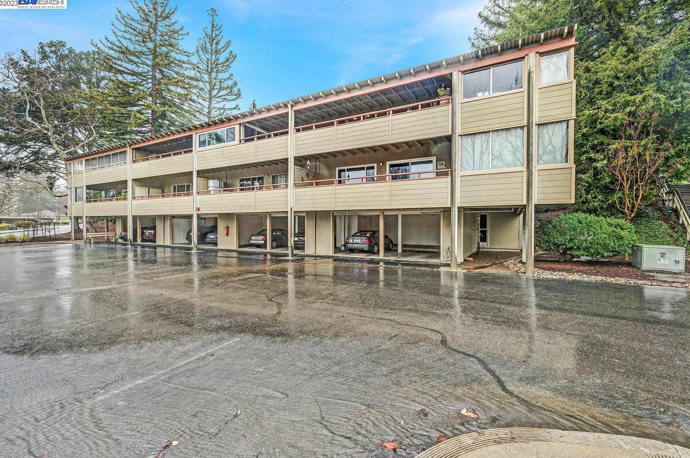 1208 Skycrest Dr, Walnut Creek CA  94595-1812 exterior