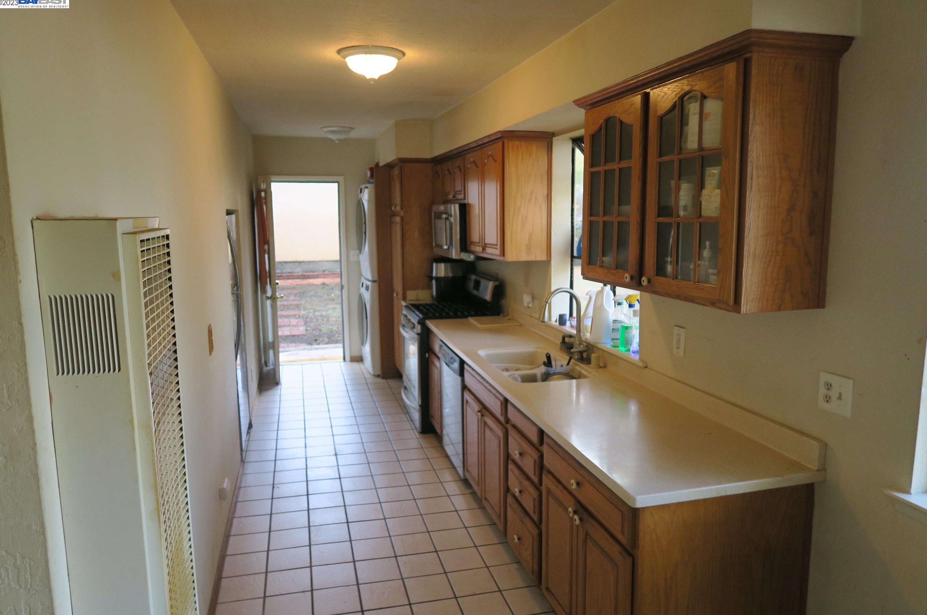 8101 Winthrope St, Oakland, CA 94605-3658