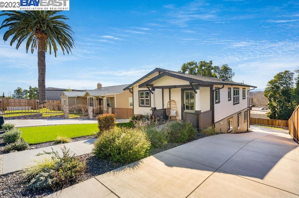 9703 Thermal St, Oakland, CA 94605-4729
