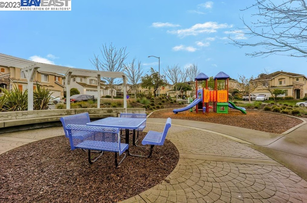 233 Tanglewood Dr, Richmond CA  94806-5815 exterior