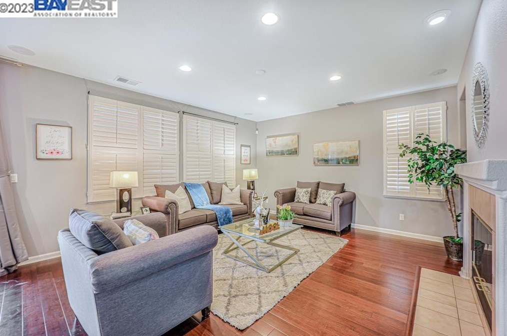 233 Tanglewood Dr, Richmond CA  94806-5815 exterior