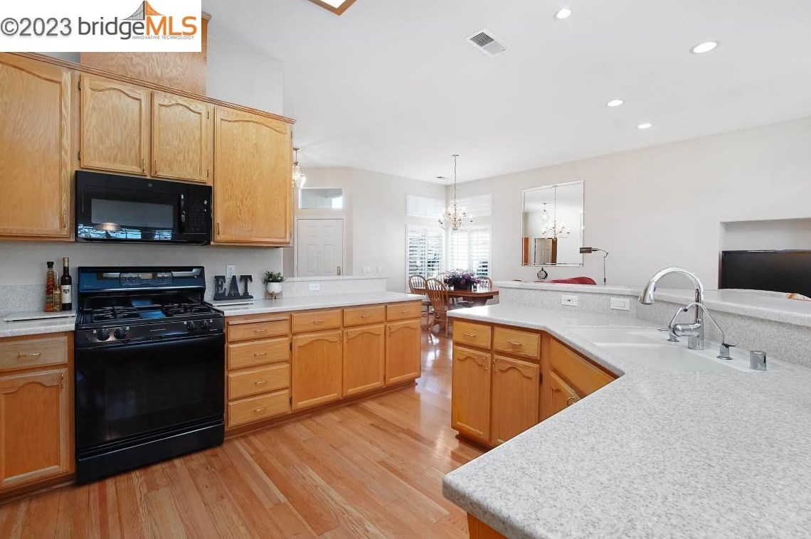 690 Central Park Pl, Los Angeles CA  94513-6033 exterior