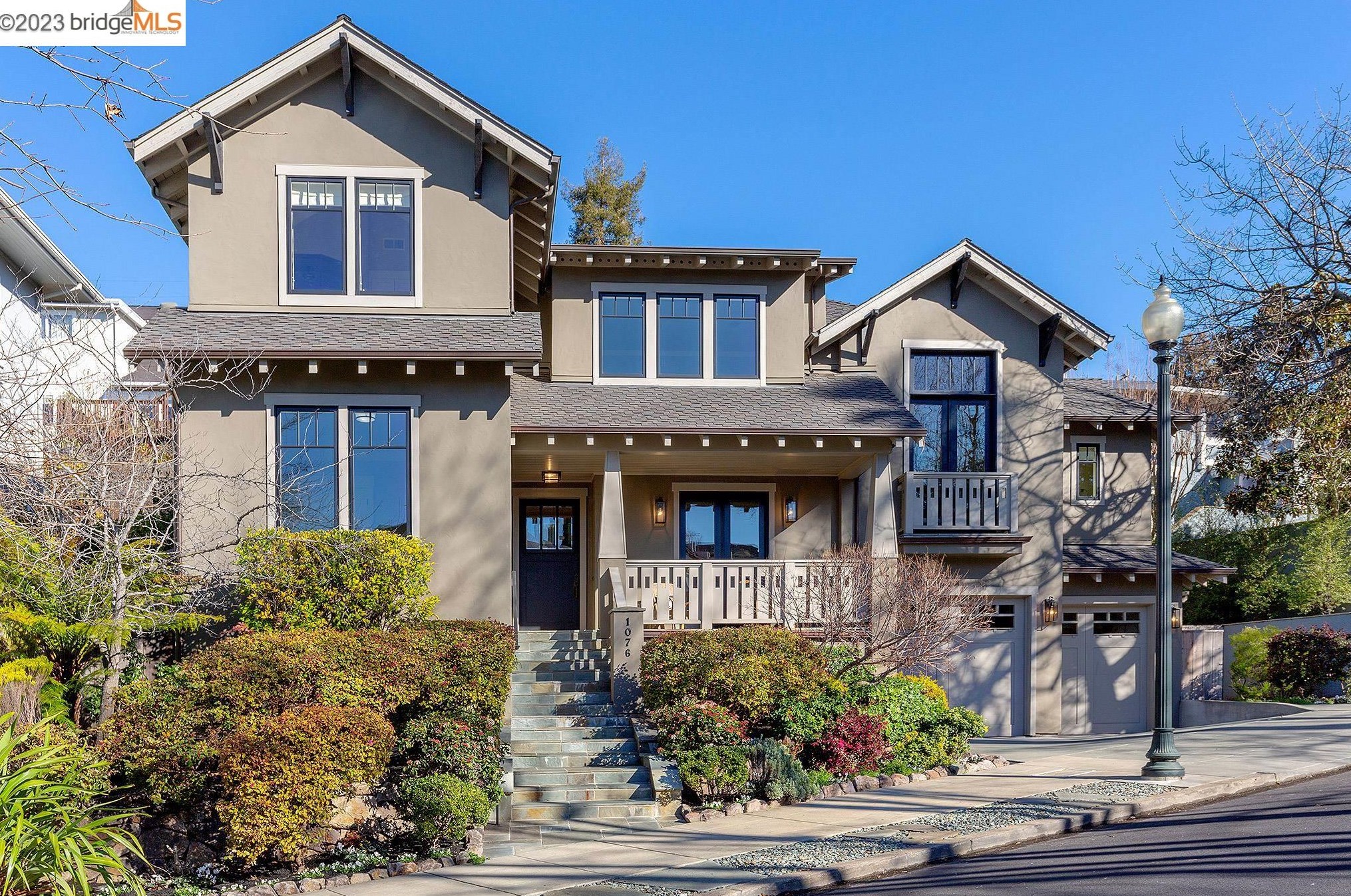 1076 Mandana Blvd, Oakland, CA 94610-1802