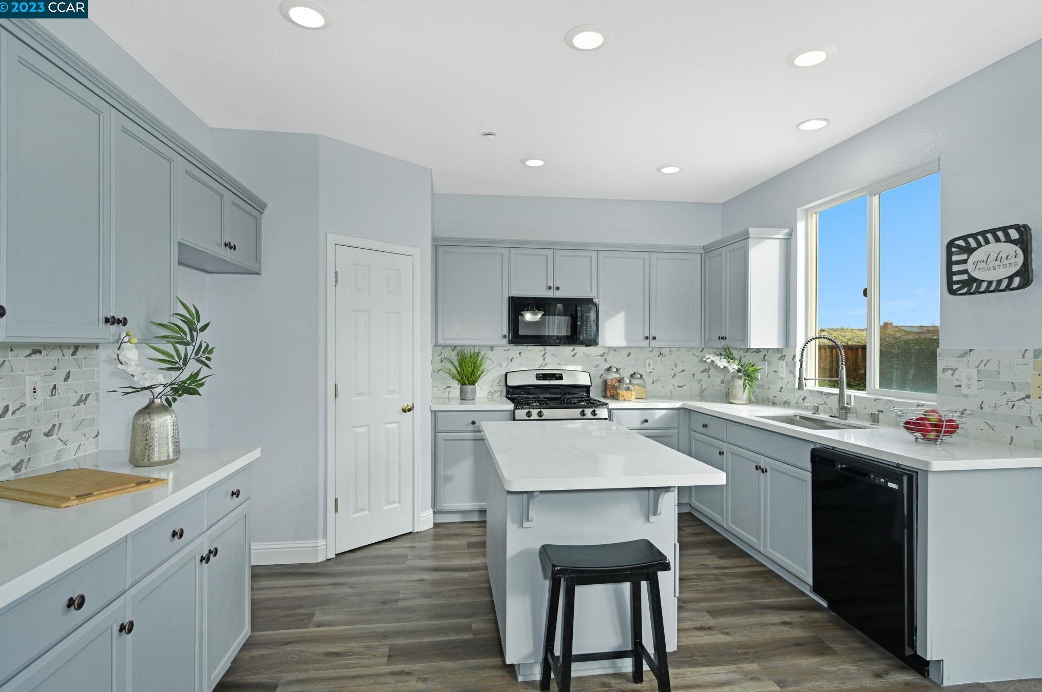 981 Chamomile Ln, Los Angeles CA  94513-6166 exterior