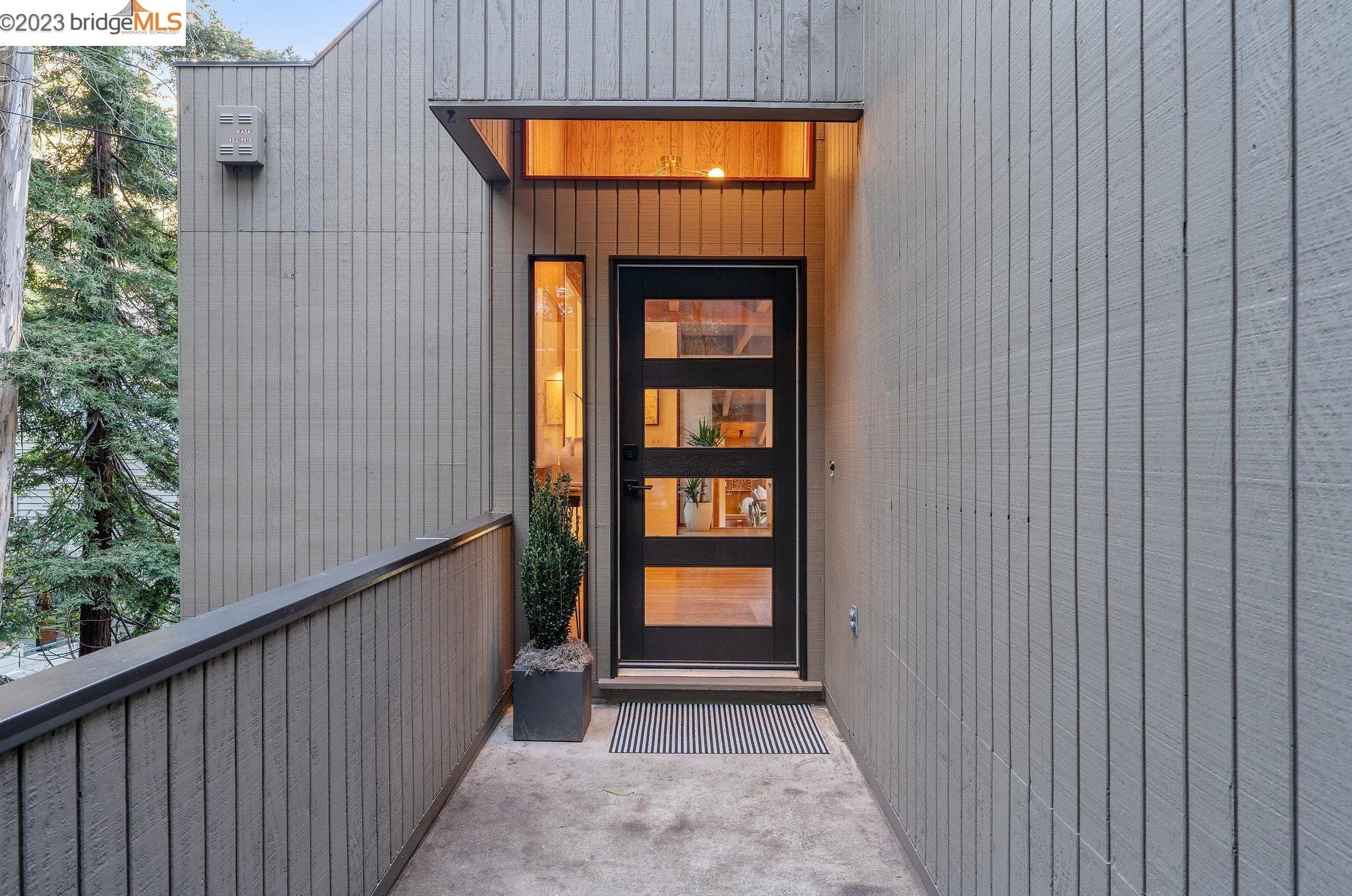 7015 Pinehaven Rd, Oakland, CA 94611-1212