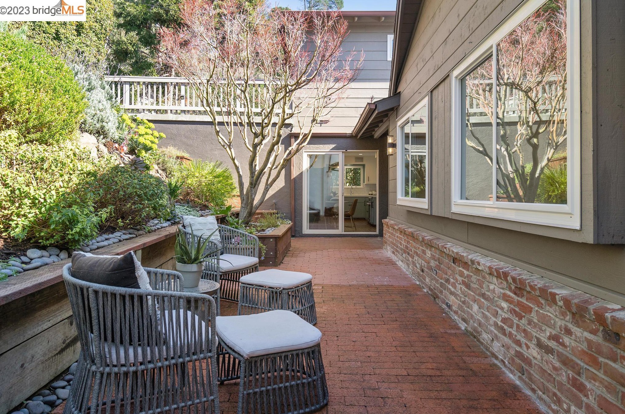 6047 Snake Rd, Oakland, CA 94611-2615