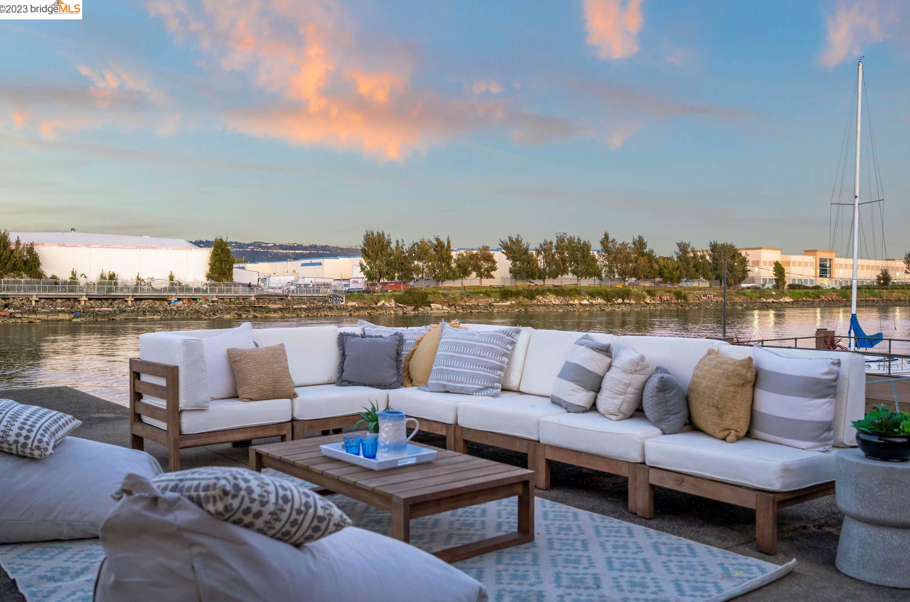 2941 Marina Dr, Alameda, CA 94501-1635