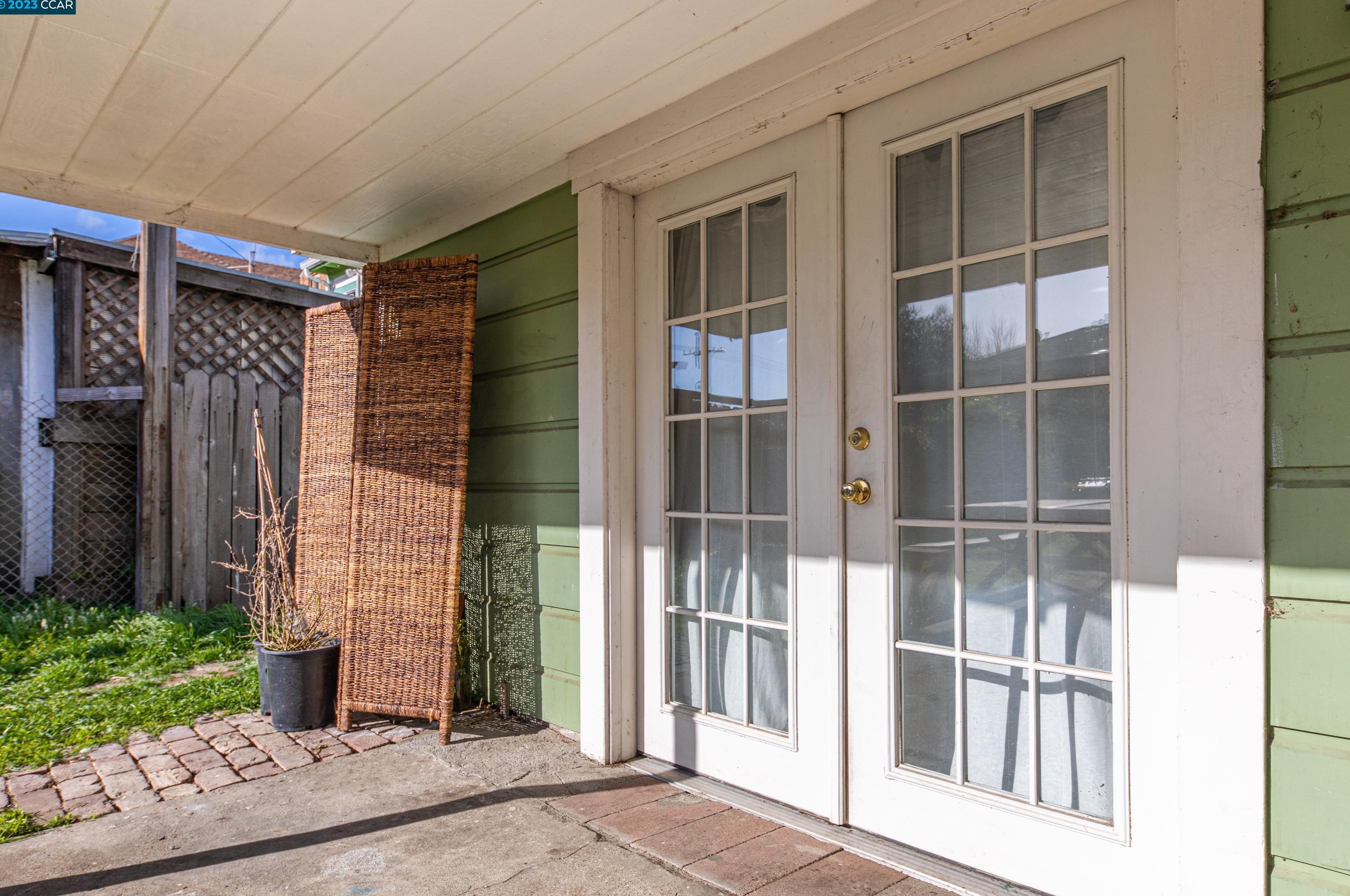 2110 Buena Vis Ave, Alameda CA 94501-2156 exterior