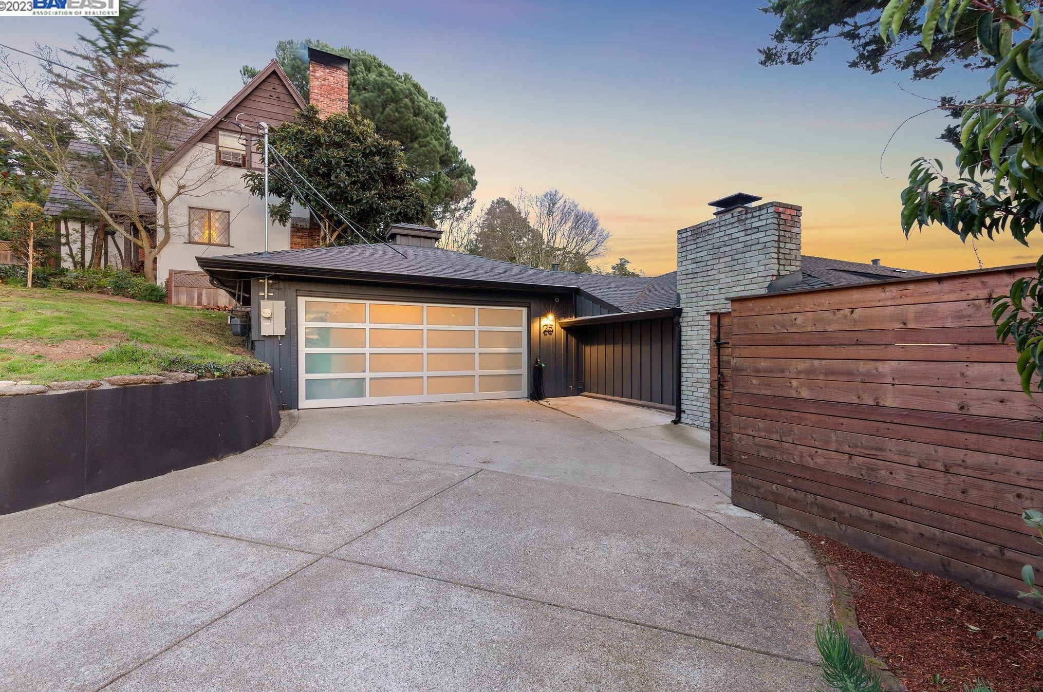 25 Rydal Ct, Oakland, CA 94611-2408