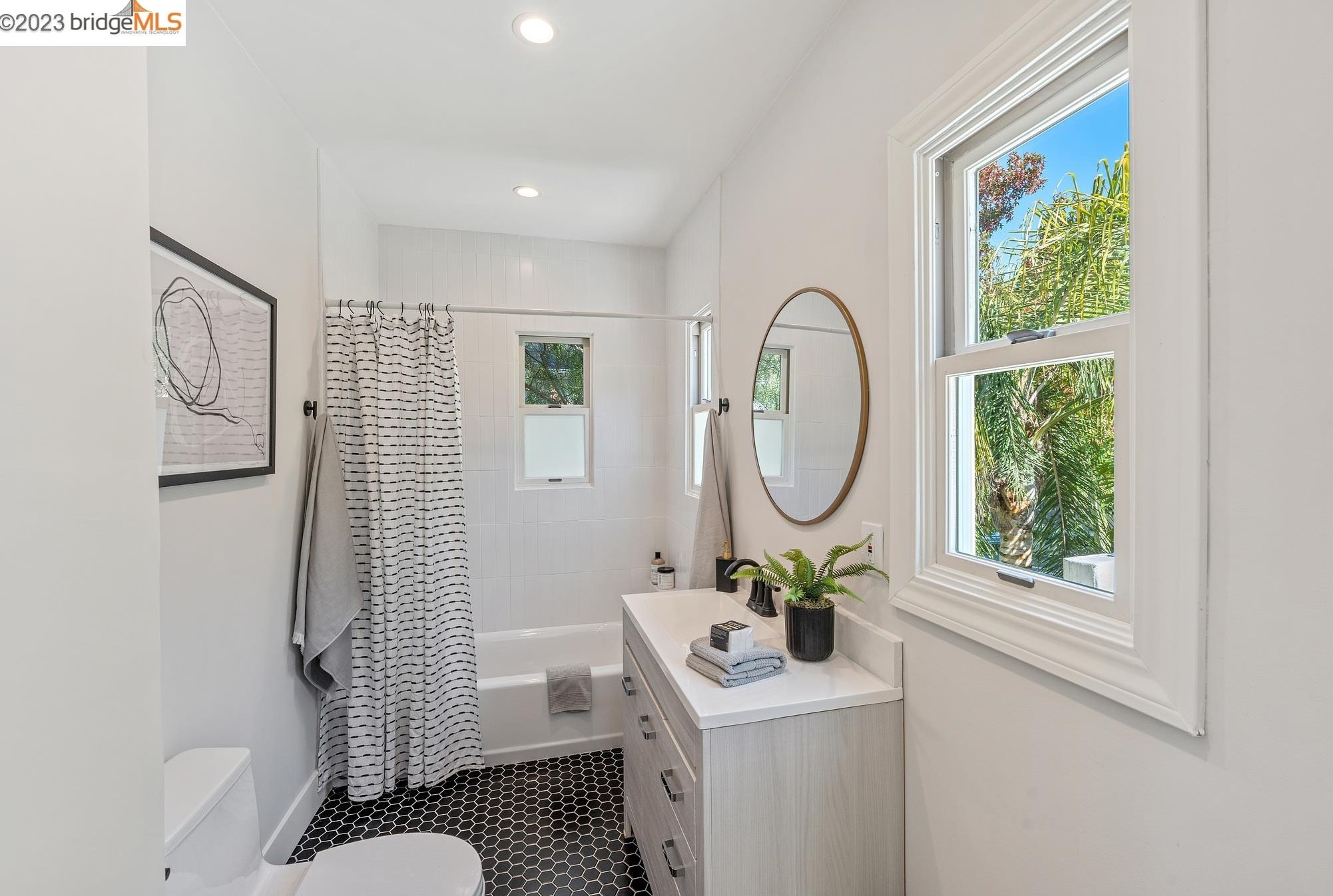563 Radnor Rd, Oakland CA  94606-1011 exterior