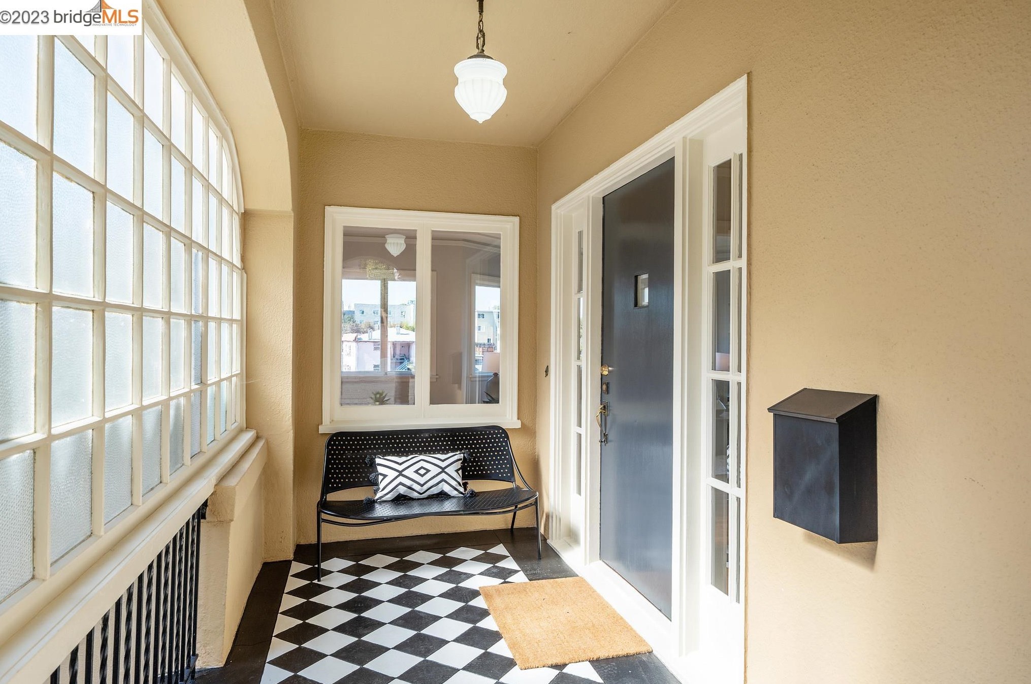 563 Radnor Rd, Oakland CA  94606-1011 exterior