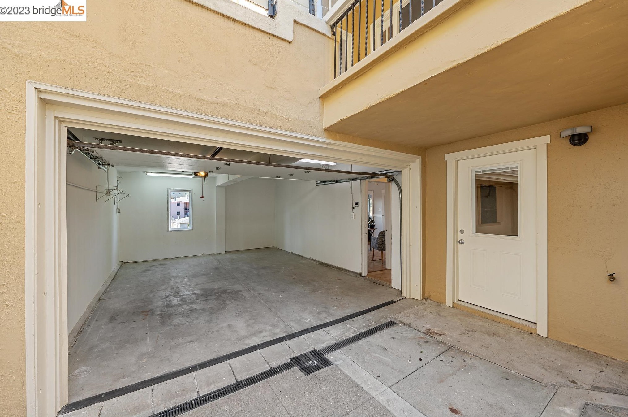 563 Radnor Rd, Oakland CA  94606-1011 exterior