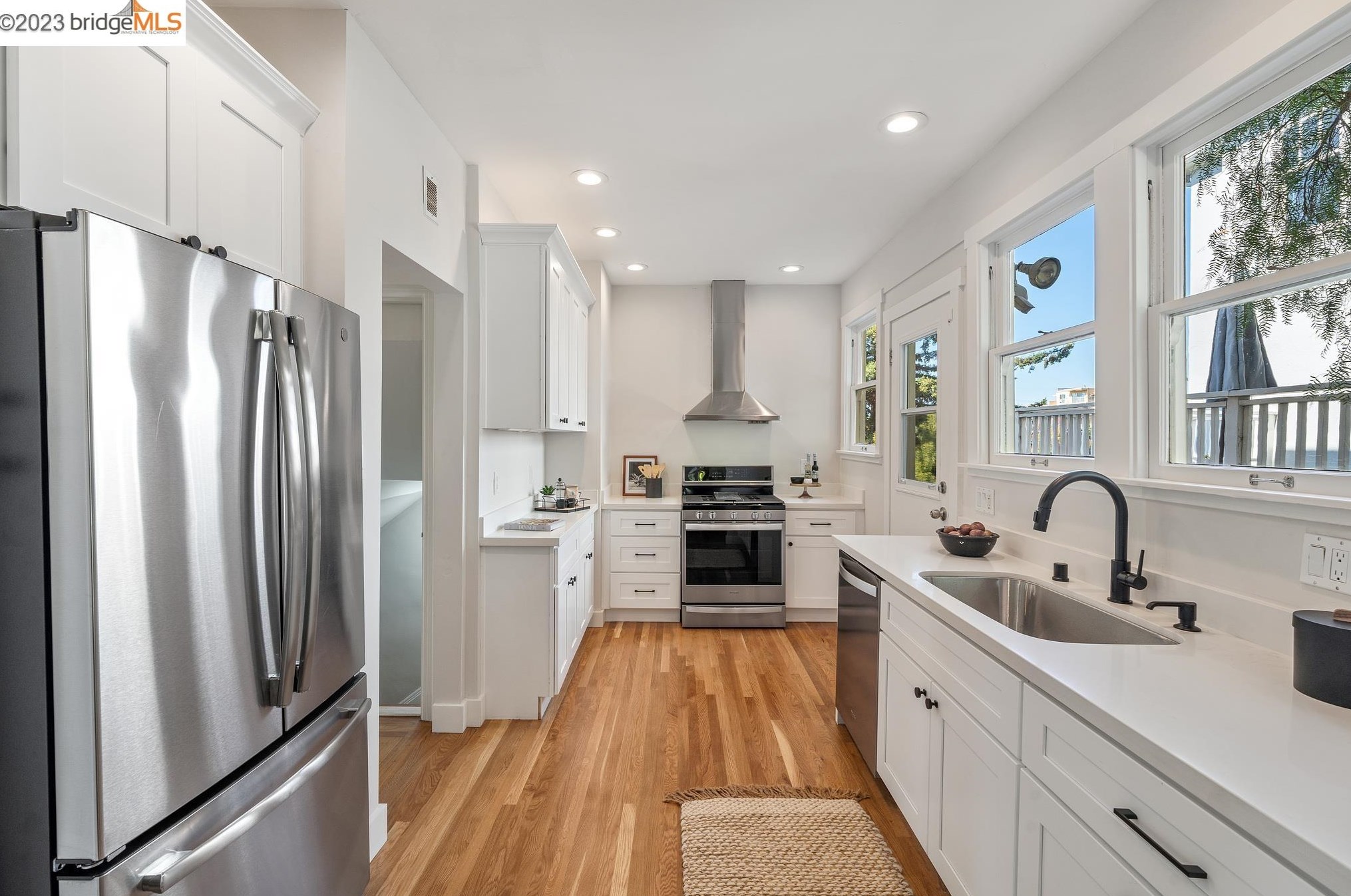 563 Radnor Rd, Oakland CA  94606-1011 exterior