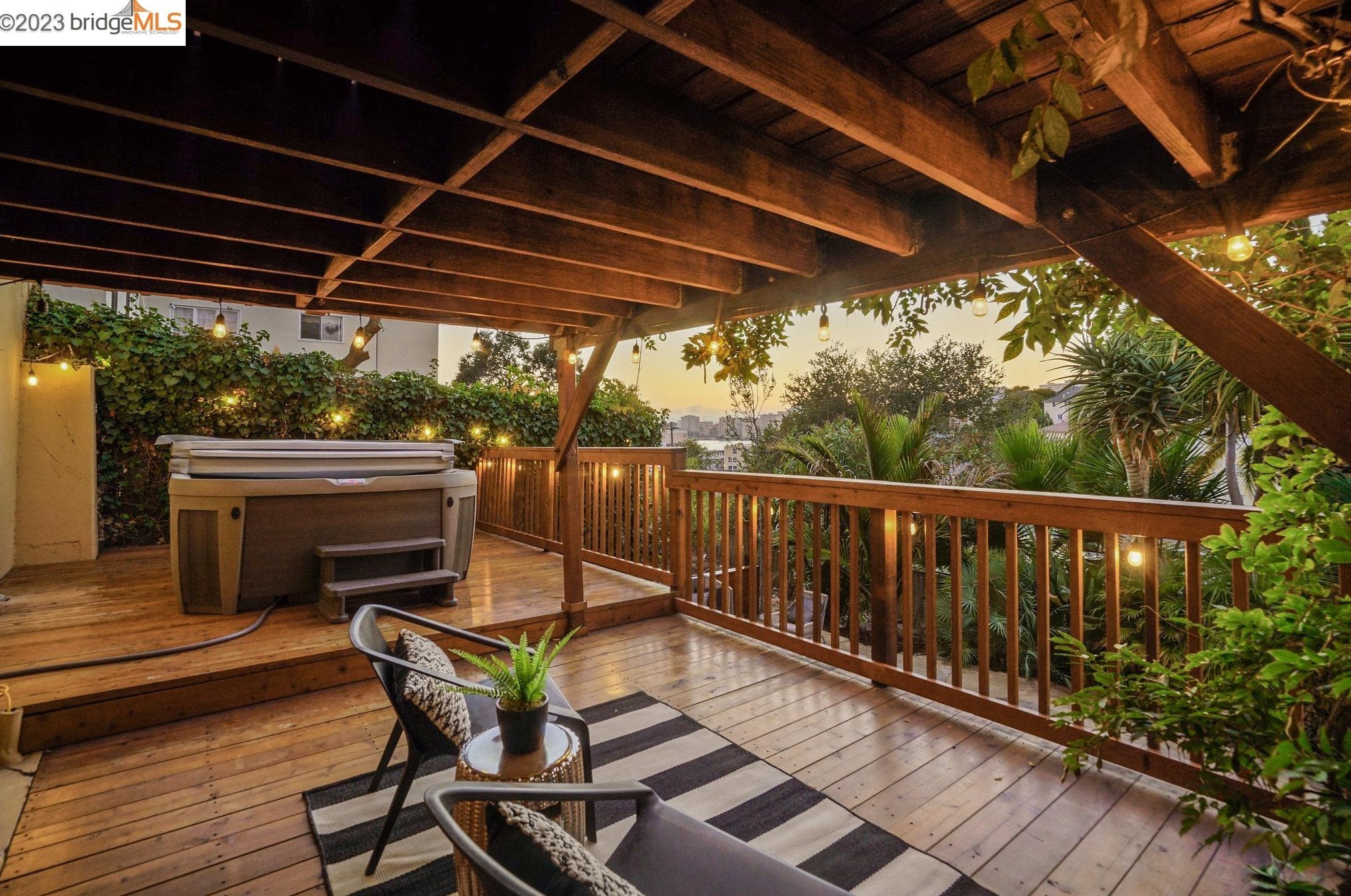 563 Radnor Rd, Oakland CA  94606-1011 exterior