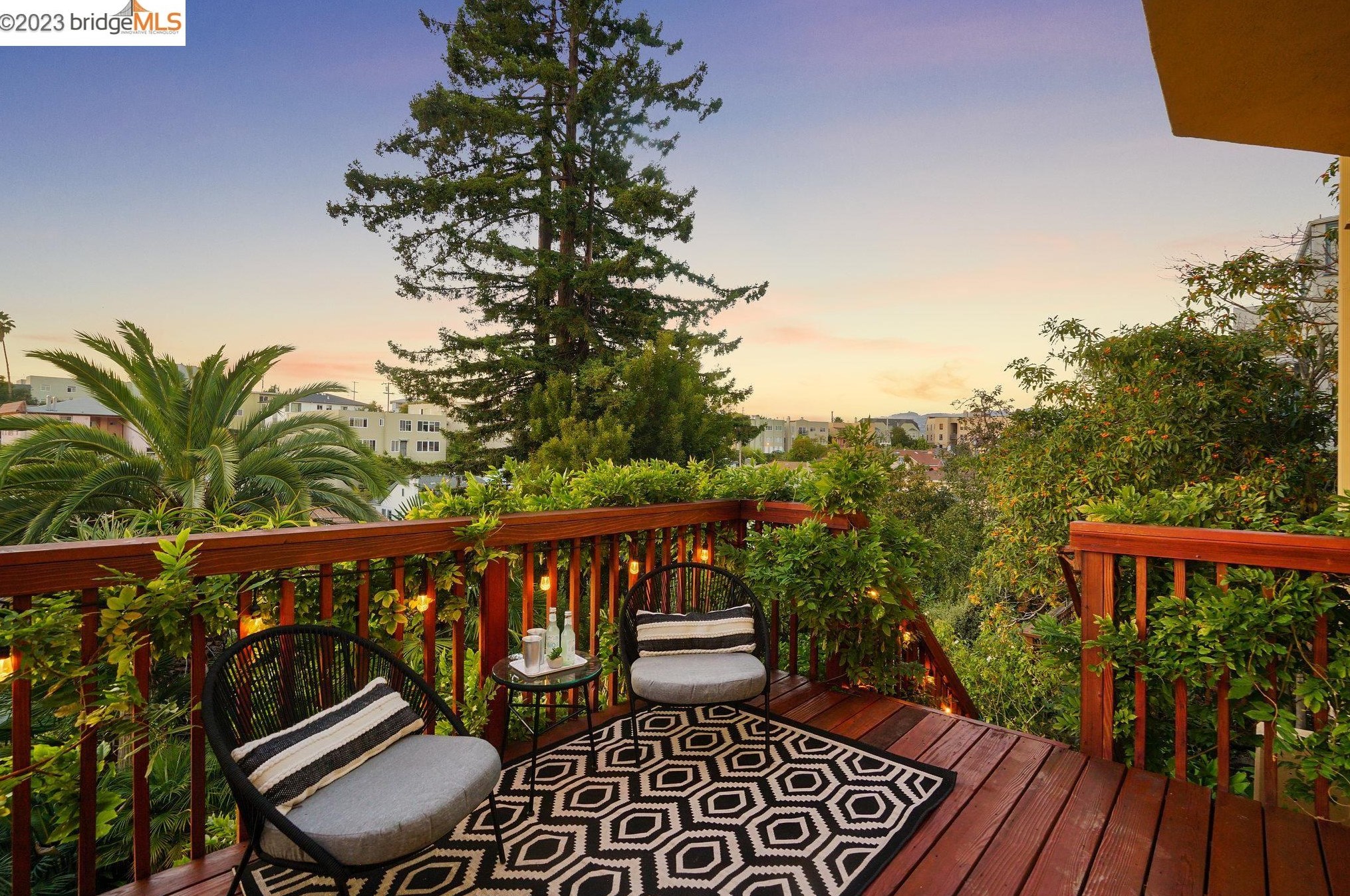 563 Radnor Rd, Oakland CA  94606-1011 exterior