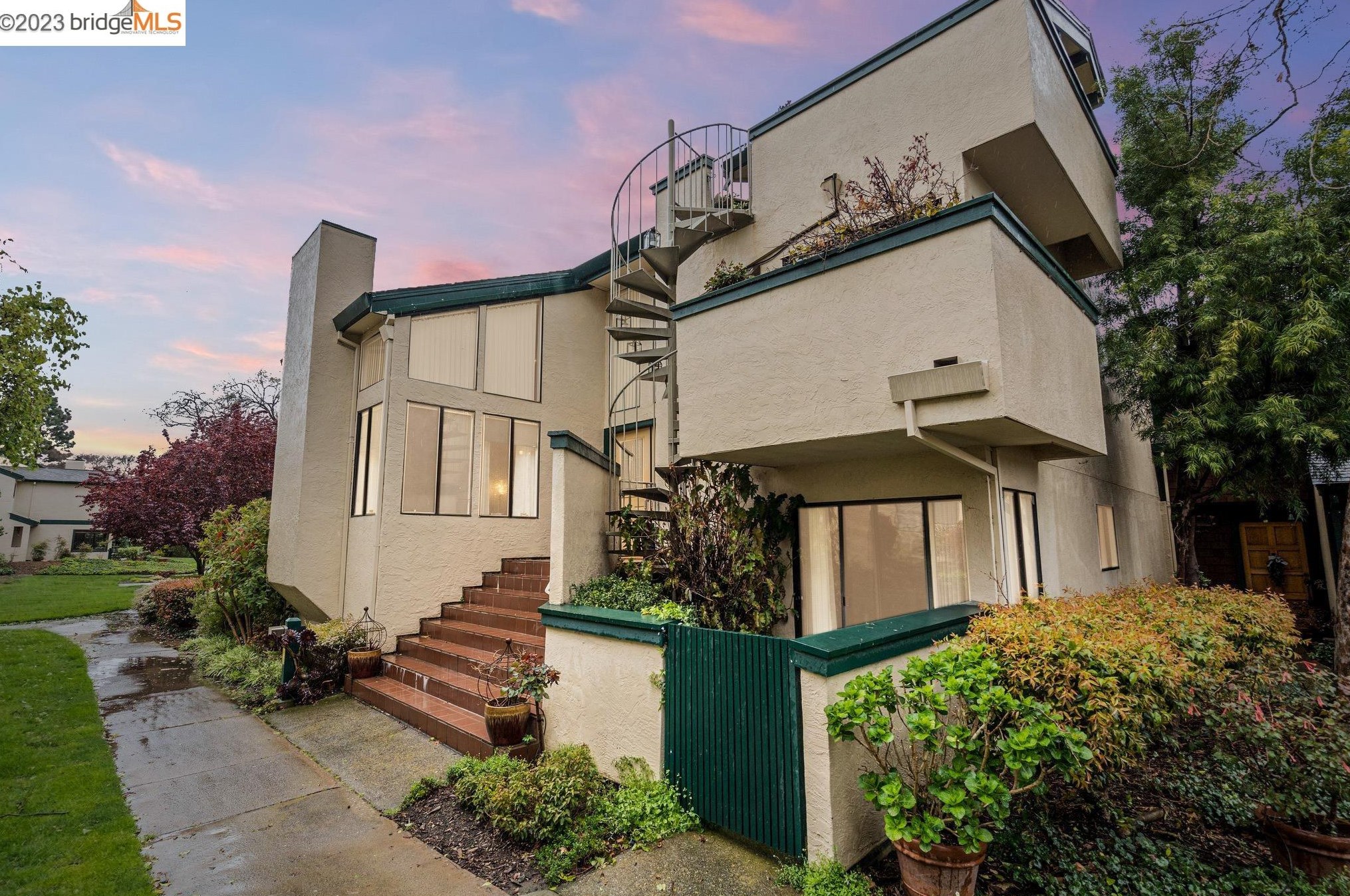 305 Carob Ln, Alameda, CA 94502-6623