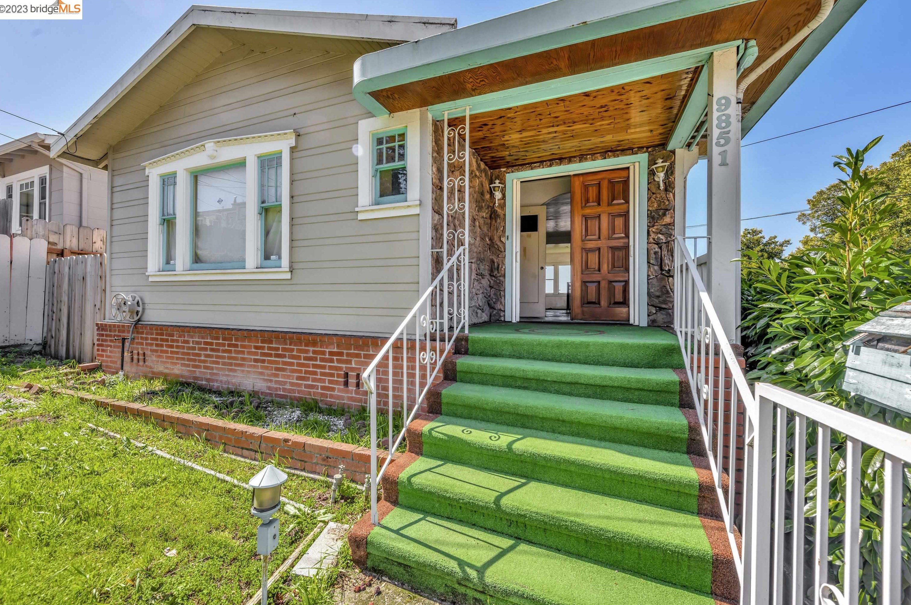 9851 Lawlor St, Oakland, CA 94605-4860