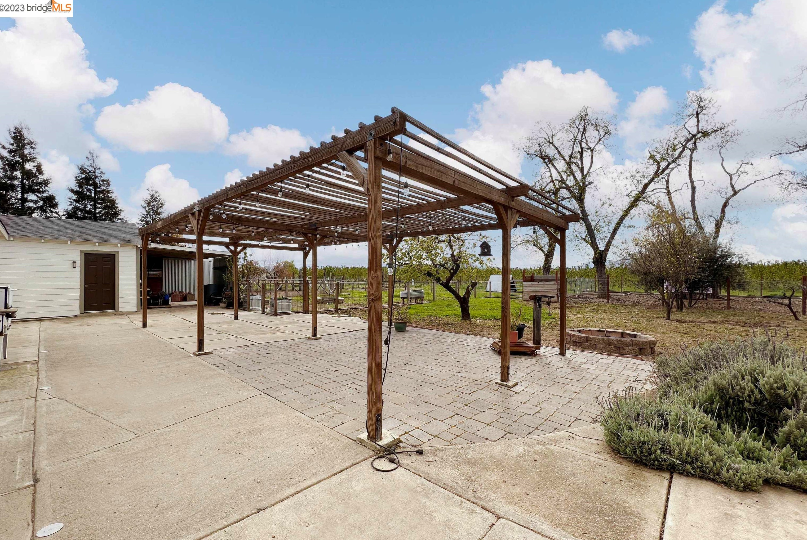 2661 Walnut Blvd, Los Angeles CA  94513-4402 exterior