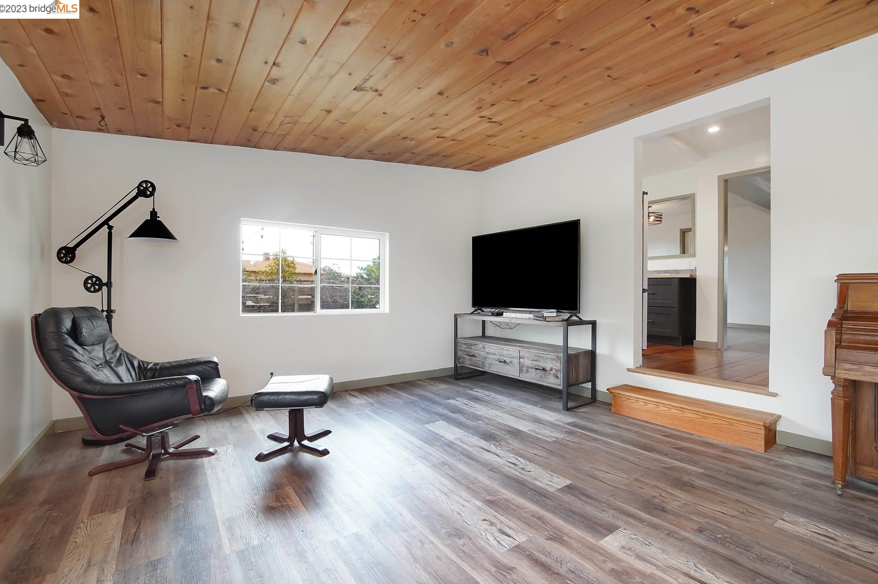 2661 Walnut Blvd, Los Angeles CA  94513-4402 exterior