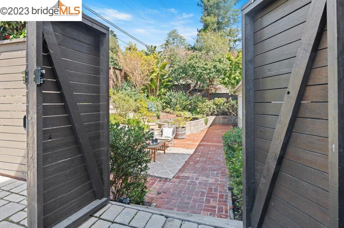 2339 Thackeray Dr, Oakland, CA 94611-2439
