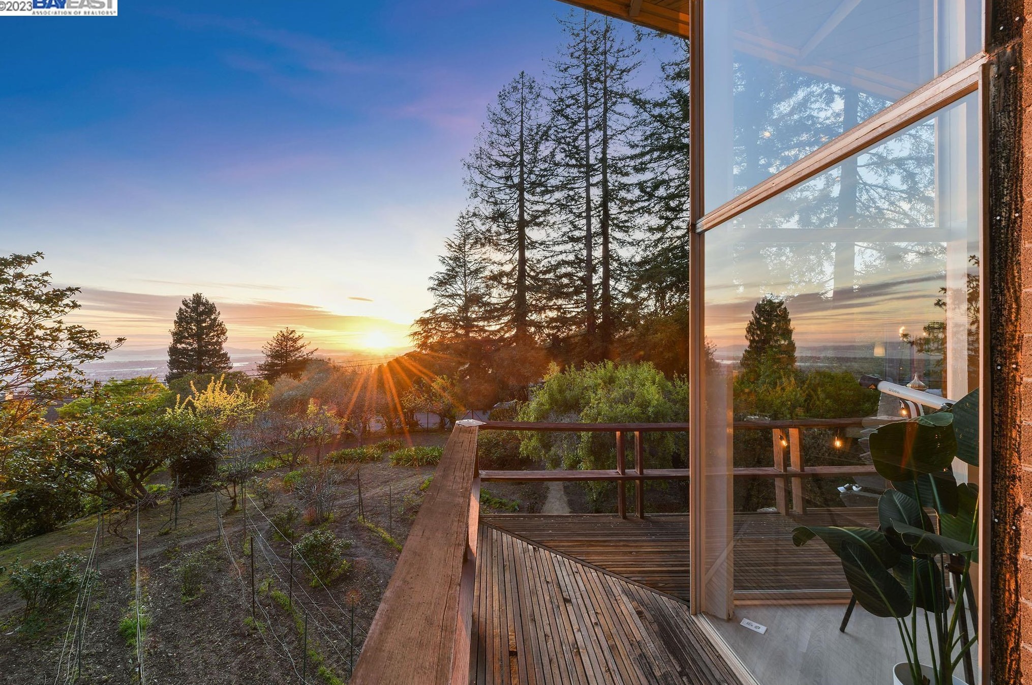 5530 Fernhoff Rd, Oakland, CA 94619